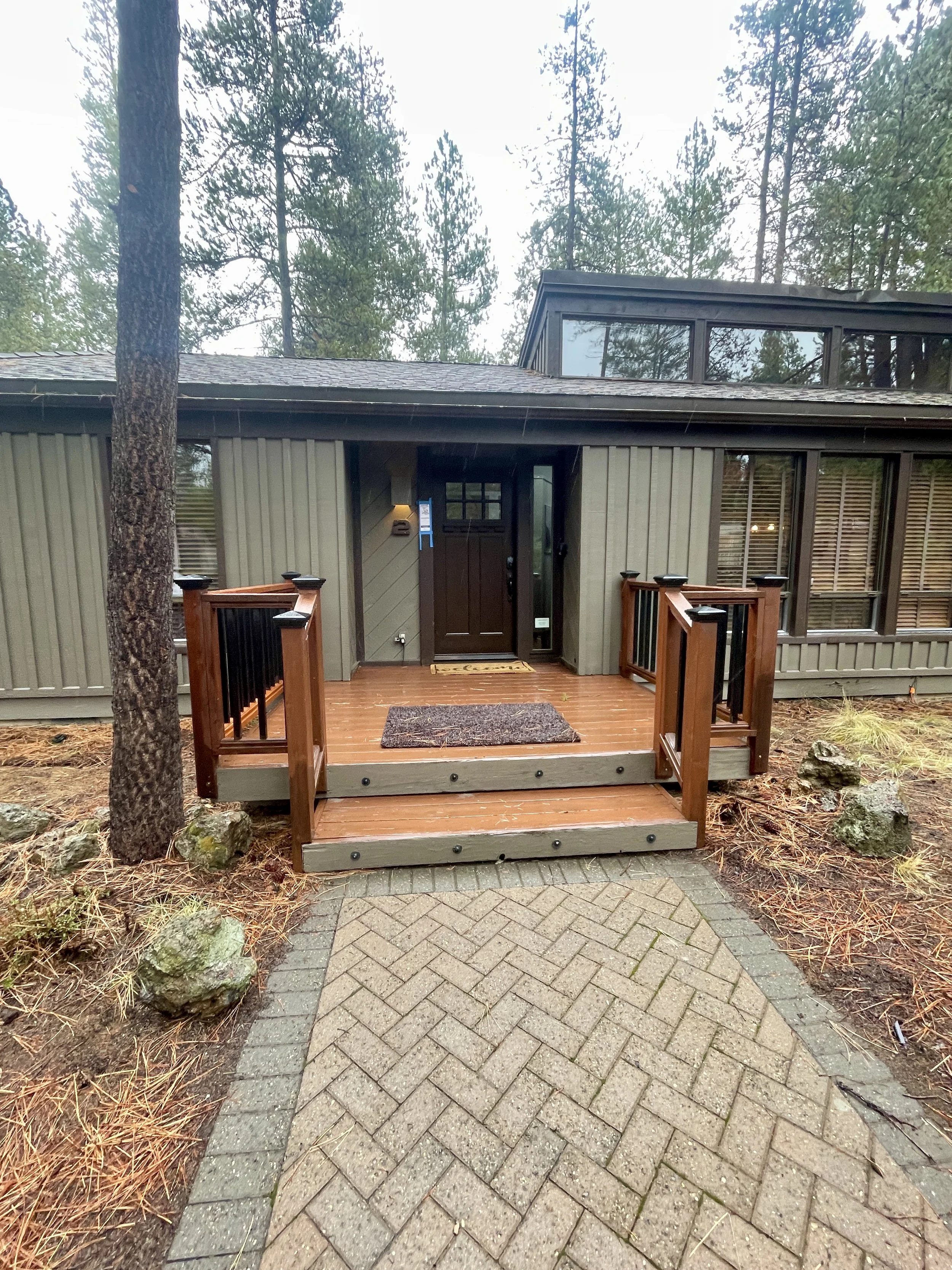 Cozy, updated Sunriver cabin close to Village