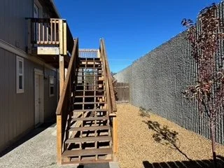 $1,725 / 2br - 747ft2 - Upstairs ADU with private deck and fenced yard (SW Bend)