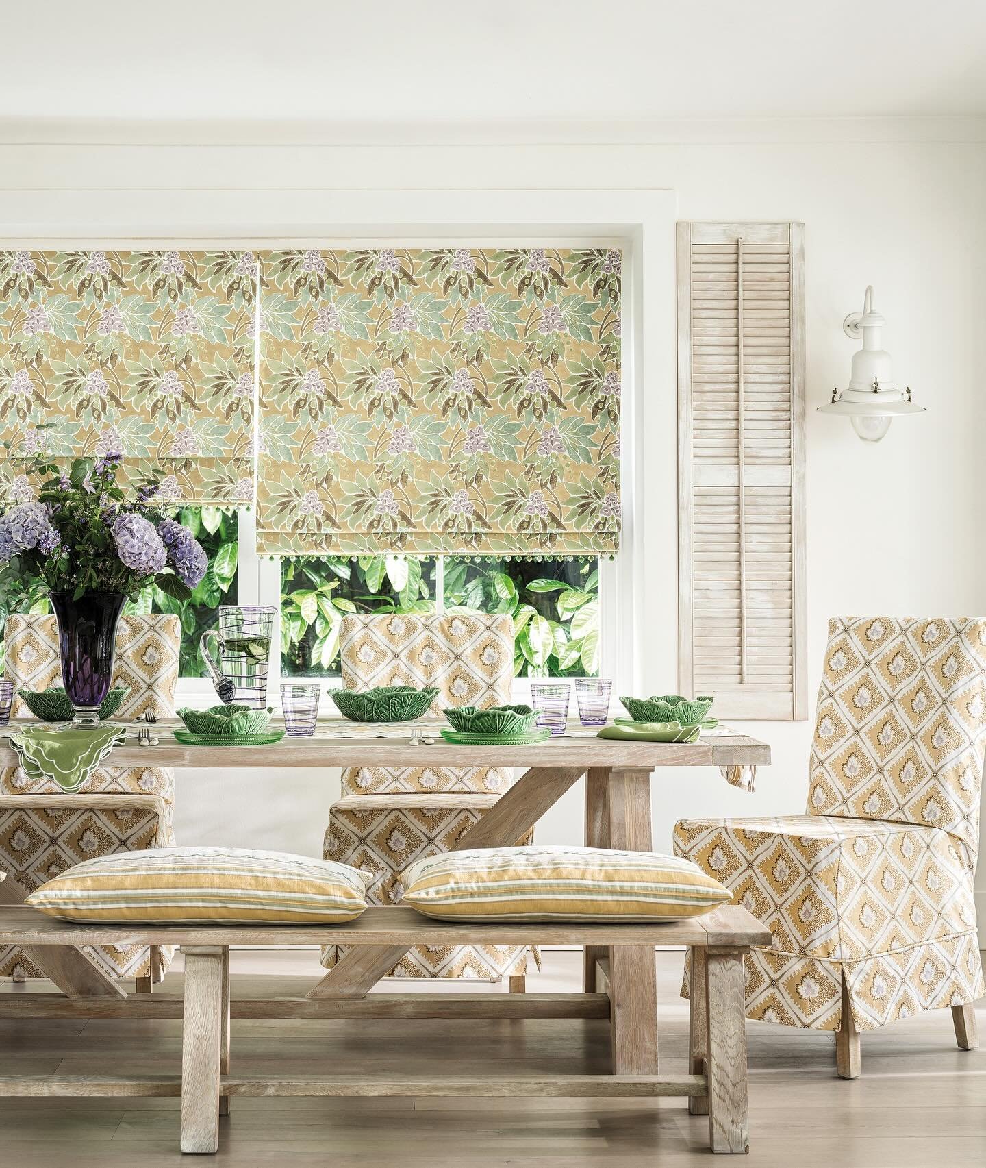 Nina Campbell ~ ATHENA
Named after the goddess of handicraft, ATHENA presents a captivating selection of decorative fabrics that combine the charm of the 1920s and 1930s with contemporary craftsmanship. The collection showcases elegant dual-purpose p