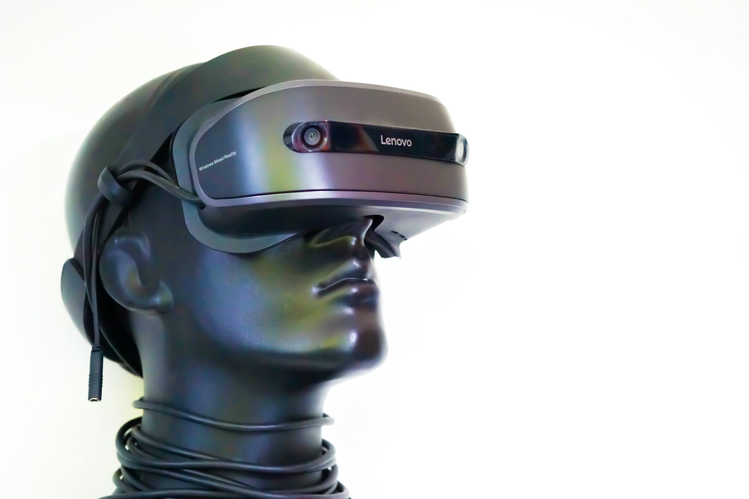 Lenovo Windows Mixed Reality VRヘッドセットを装着した黒いマネキンの頭部。