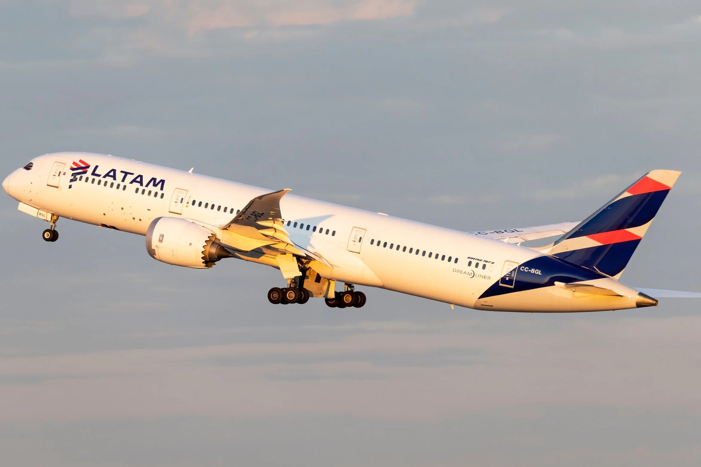 LATAM+Airlines+Boeing+787-9+Dreamliner+CC-BGL.jpg