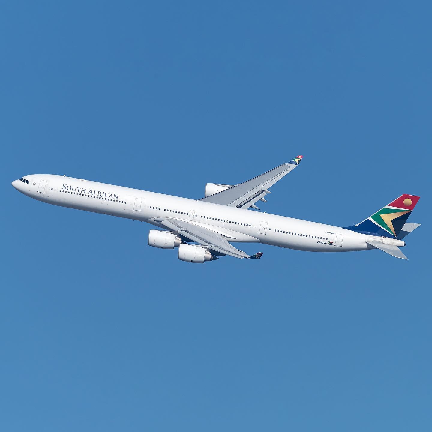 Monday Memories of a beautiful livery on a graceful plane and thoughts with a great nation in this challenging time. South African&rsquo;s classy A346 on its daily morning  departure out of JFK back in 2019. 
&bull;
Airport:  JFK &bull; Canarsie &bul