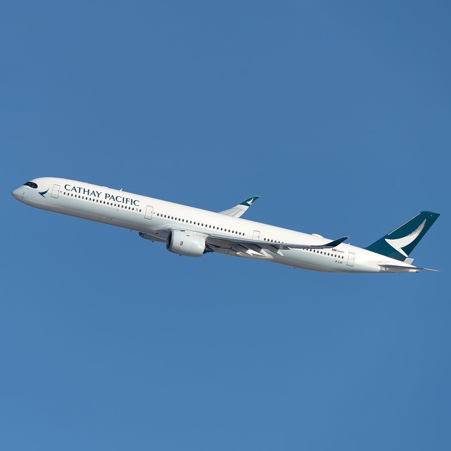 From classic Airbus to the contemporary. The A350 exudes modernity and Cathay&rsquo;s classy livery fits it beautifully!
&bull;
Airport: JFK &bull; Canarsie 
Date: 20 Dec 20
Sony &alpha; Gear: a7R IV+ 200-600mm &bull;
All Photos &copy; Vincenzo Pace 