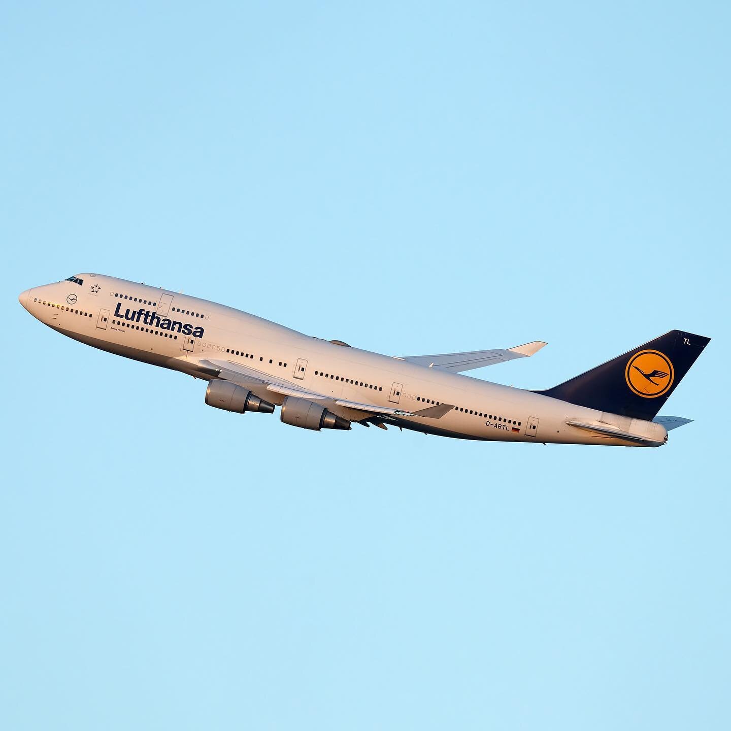 JFK recently welcomed back Lufthansa&rsquo;s 747, with a classic -400! Glad at I caught the Lufty Queen recently at last light on the bank! 
&bull;
Airport: JFK &bull; Canarsie
Date: November 23, 2021 &bull;
Sony &alpha; Gear: &alpha;1 + 200-600mm &b