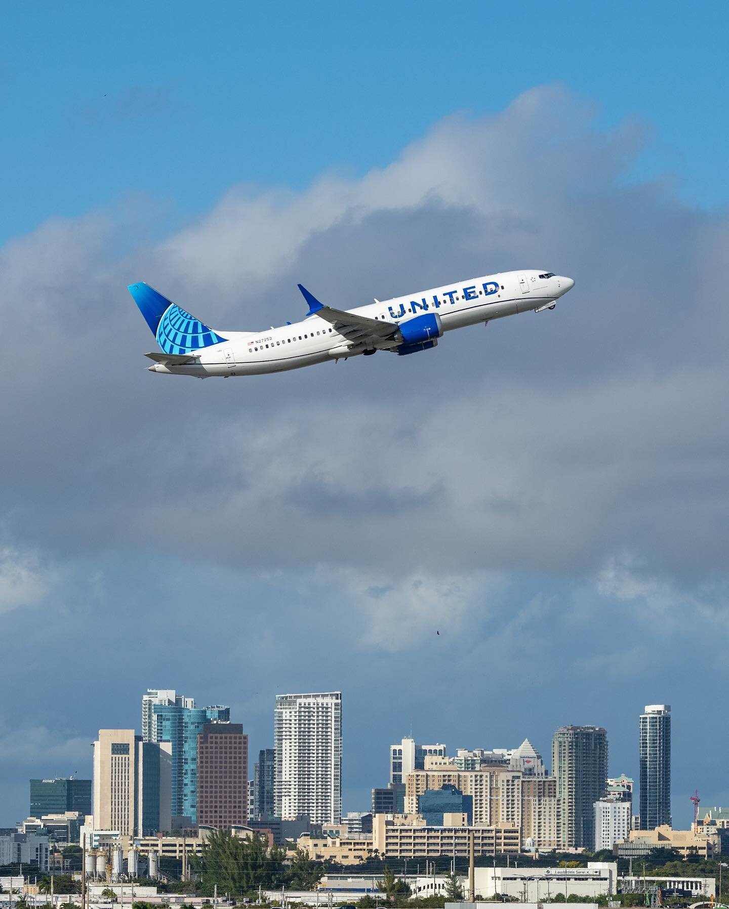 United&rsquo;s Boeing 737 Max 8 taking in the scenic Fort Lauderdale Skyline while departing FLL on Sunday Afternoon! 
I am very proud of today&rsquo;s Edit Collaboration. Sean (@kfll_aviation) is a FLL spotter &amp; I asked him to Collab with me in 