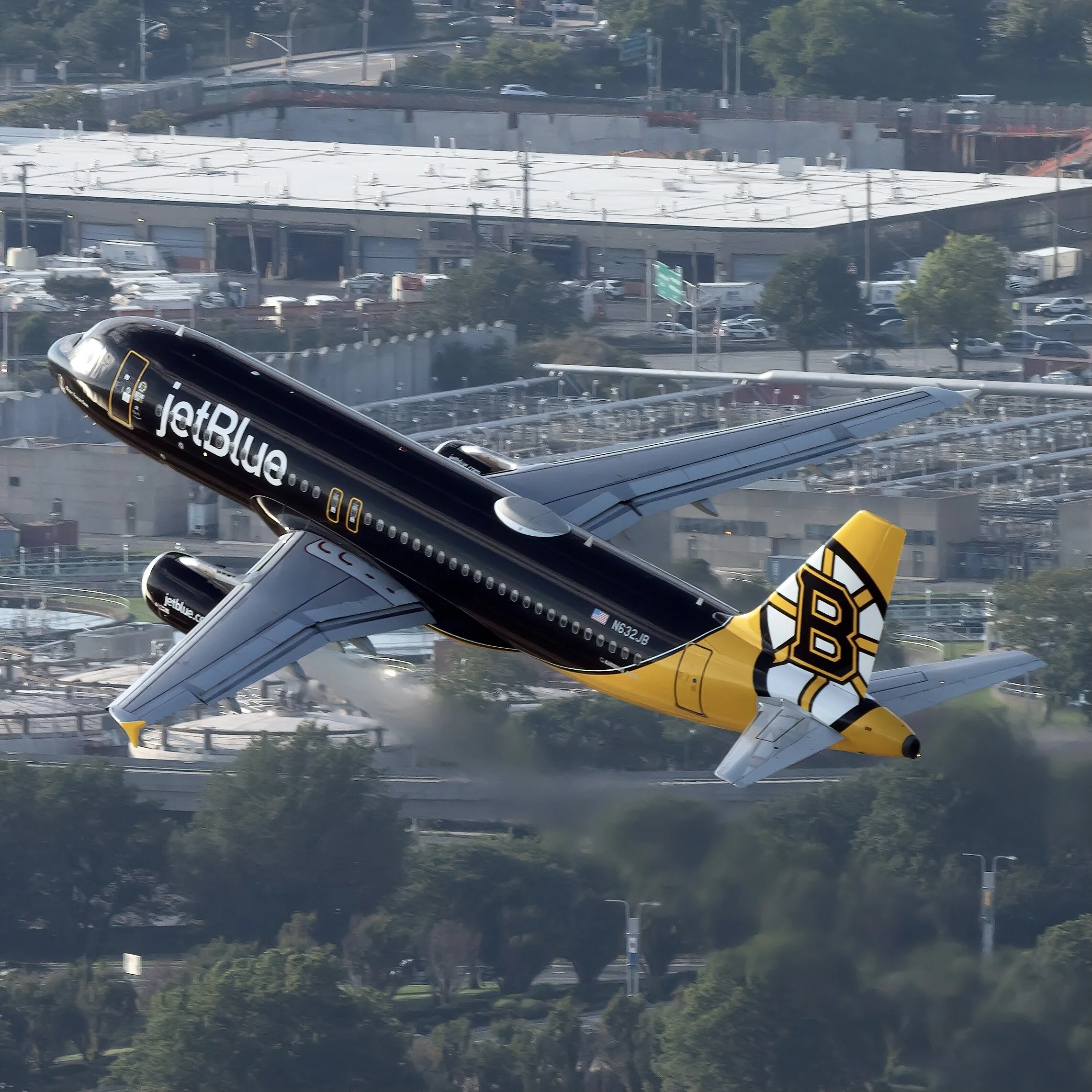 JetBlue Airways (Boston Bruins Livery) Airbus A320-232 N632JB (3).jpeg