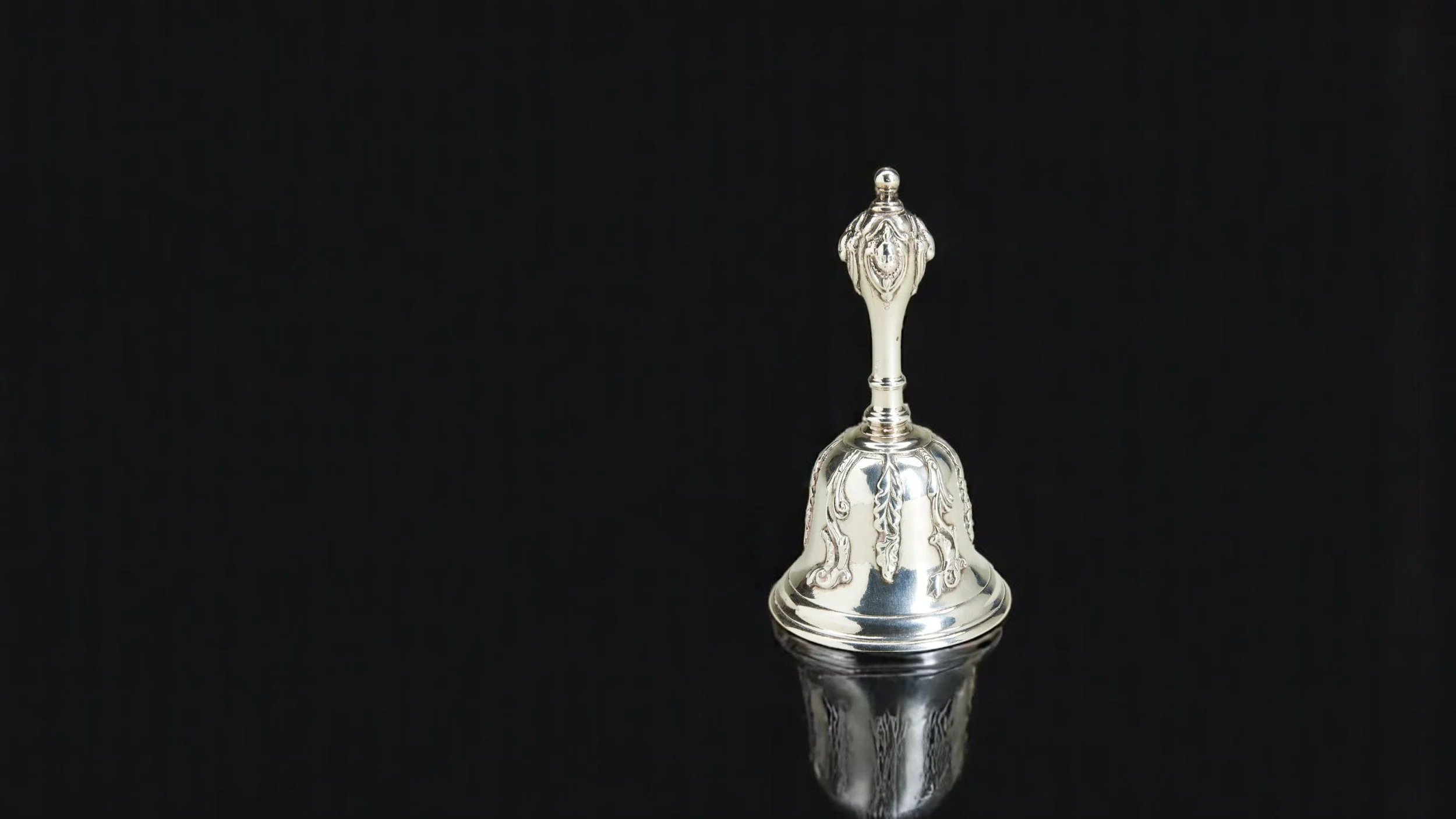 20250611-silver-objets-de-vertu-talbe-bell-banner_2.jpg