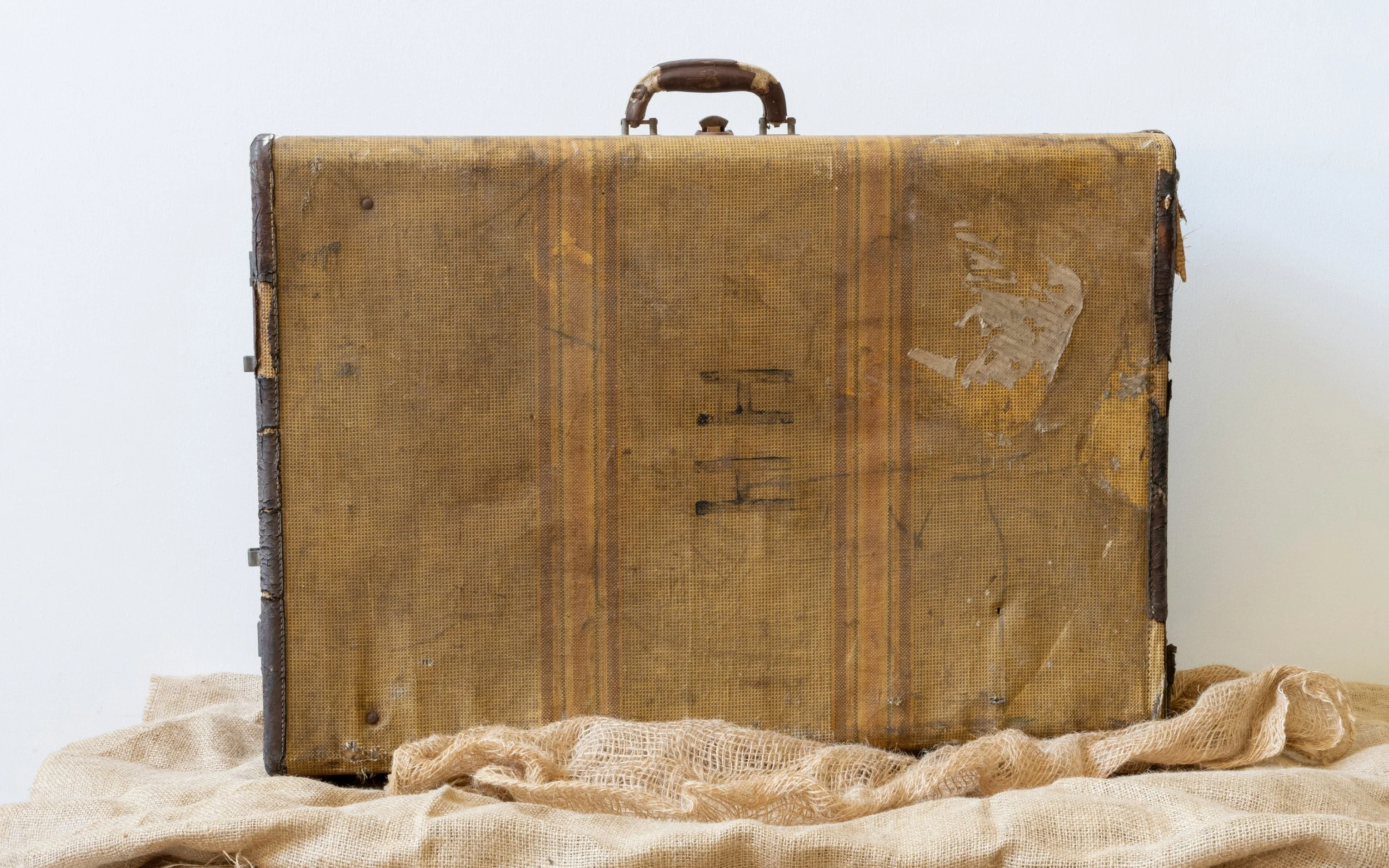 A RARE ‘HARRY HOUDINI’ SUITCASE COMES TO AUCTION ON 20 JUNE