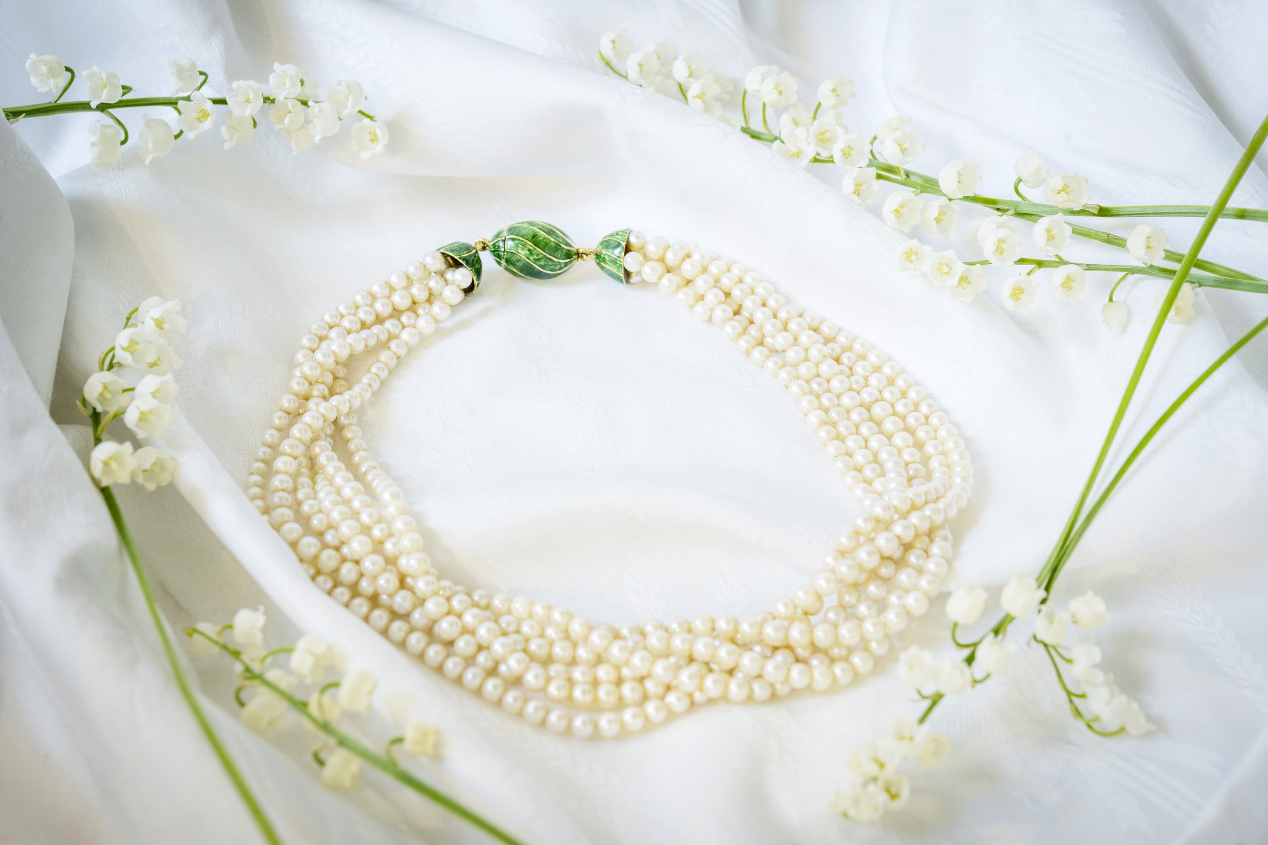 A CULTURED PEARL AND ENAMEL NECKLACE