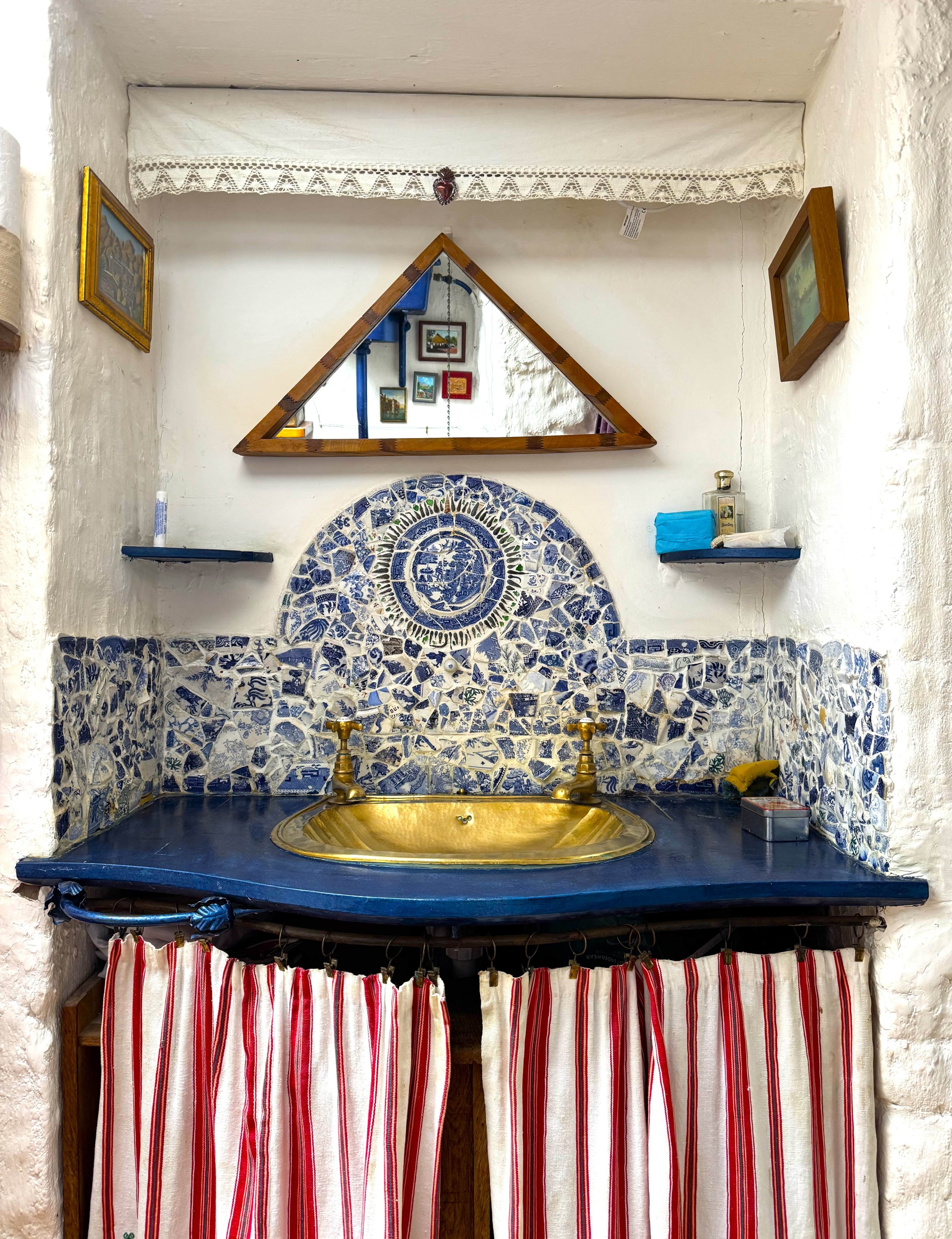 250425-Spring Interiors -Corinna Sargood-Bathroom mirror.jpeg