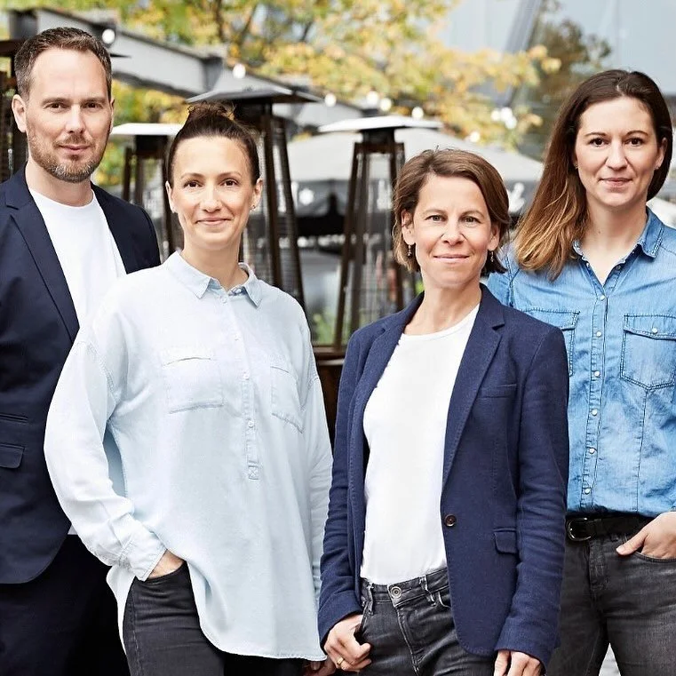 Das ist das wecommend-Team! ⭐️ Philipp, Bernadette, Frauke und Catharina stecken ihre besten Ideen in die App und freuen sich riesig &uuml;ber die vielen User, die jeden Tag neu dazukommen. ❤️

Foto: @_lindavid__