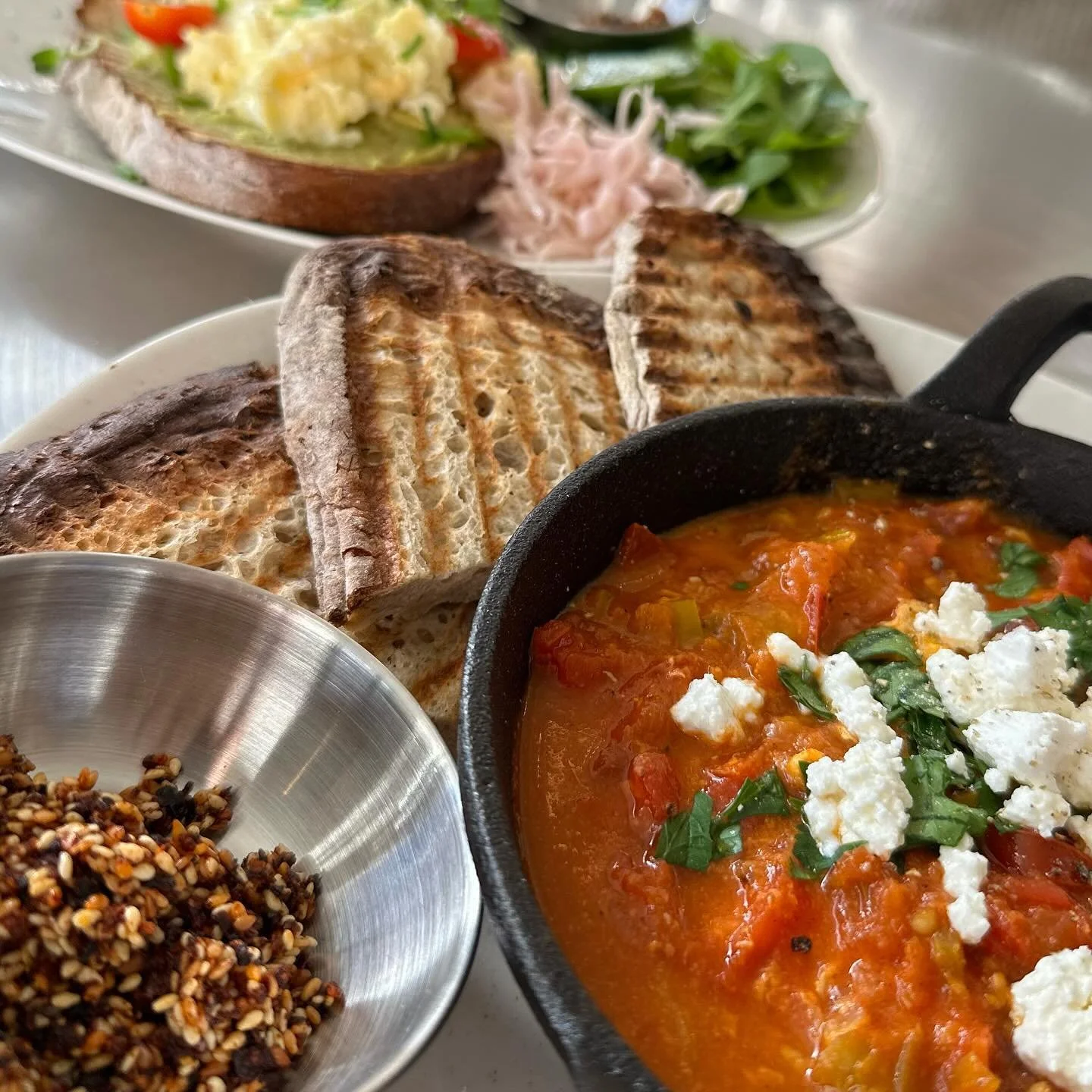 Gerade eine wecommendation von @annaweilberg getestet: @instinctcoffee_hh am Hamburger Fernsehturm. Gro&szlig;e Liebe! 🩷 (Das Pistaziencroissant hat es nicht auf&lsquo;s Foto geschafft, weil es so schnell weg war. 🙃)