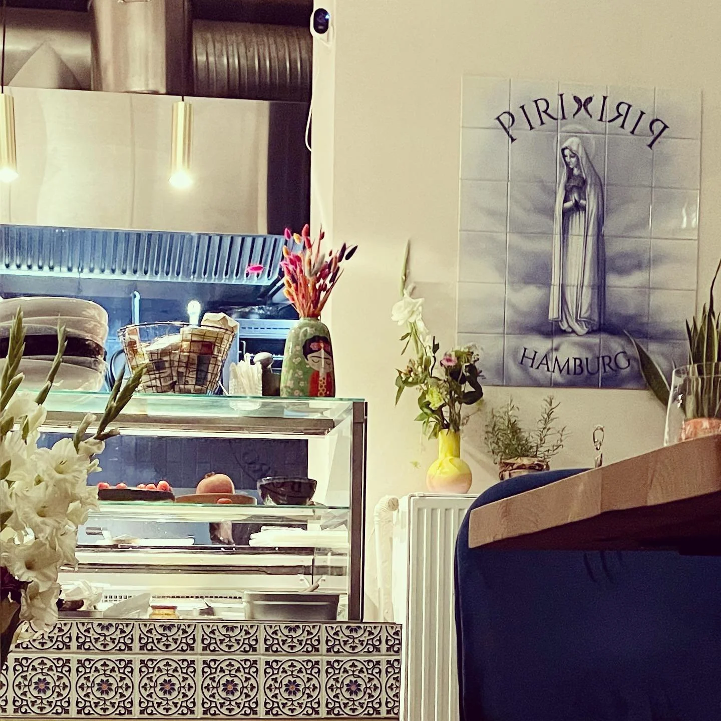 Gegrillter Fisch und Musik wie in einer brasilianischen Strandbar: das @piripiri.hamburg macht gute Laune. Danke f&uuml;r die wecommendation @christinsiegemund 💛 Christins Lieblingslocations von Kopenhagen bis Kreta seht ihr, wenn ihr ihr in der wec