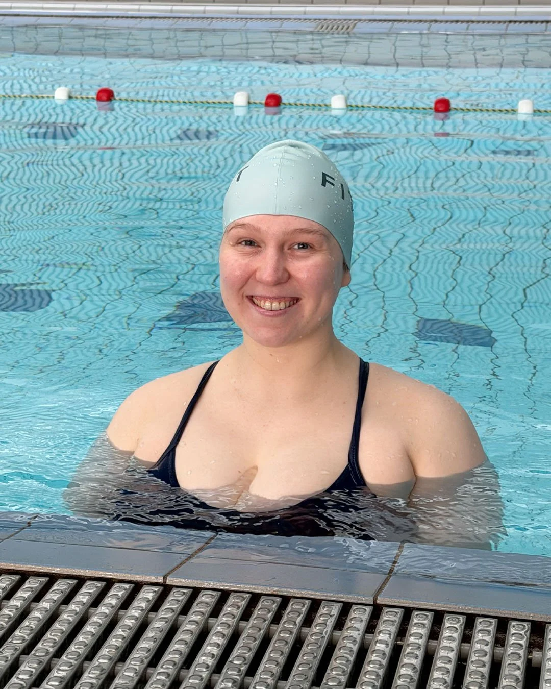 Untivälineet uima-altaan reunalla