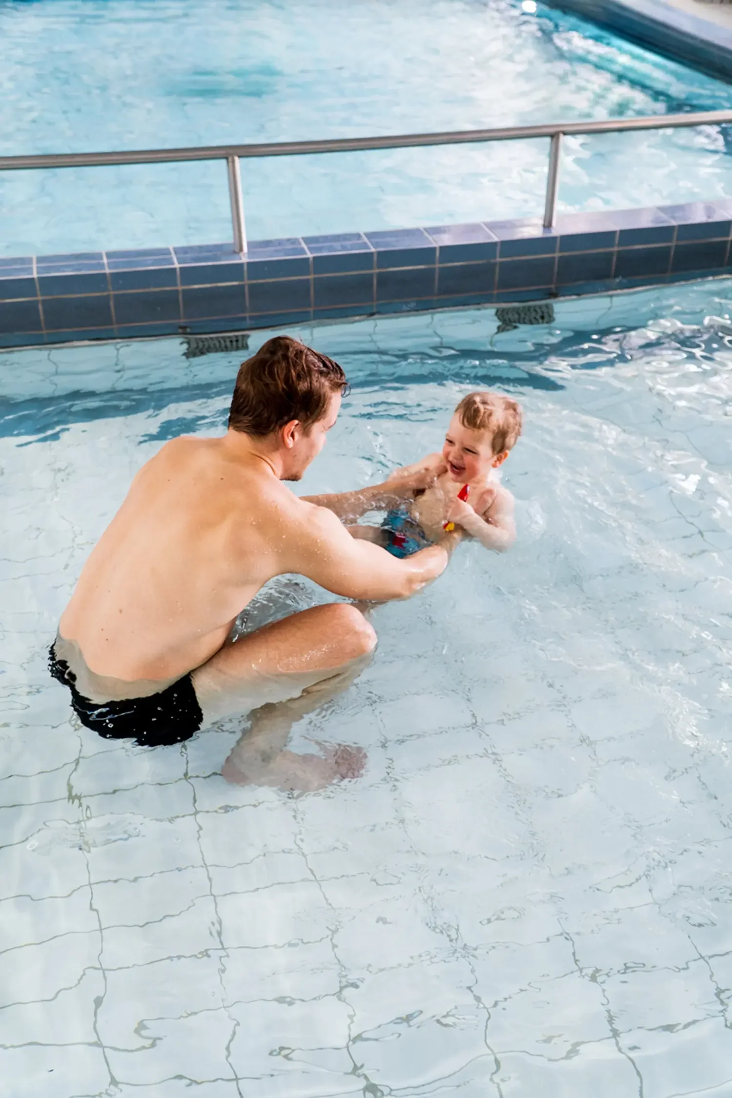 Mitä mukaan vauvauintiin? Muistilista ensimmäiselle uintikerralle