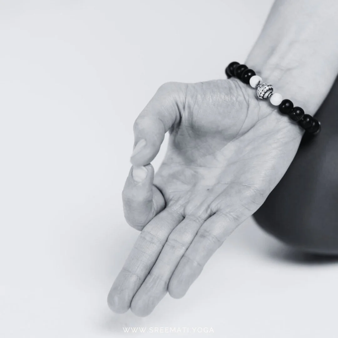 🌿 Jnana Mudra : Le geste de la connaissance 

Ce simple geste de la main porte en lui une profonde signification. En unissant l&rsquo;index (l&rsquo;&acirc;me individuelle) au pouce (l&rsquo;&acirc;me universelle), Jnana Mudra symbolise la qu&ecirc;