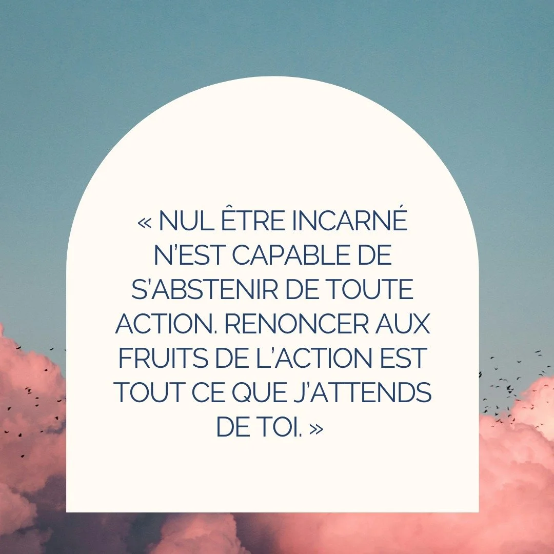 Ce passage puissant est l'un des enseignements que Krishna r&eacute;v&egrave;le &agrave; Arjuna dans la Bhagavad Gita, un texte fondamental du yoga. Krishna y enseigne &agrave; Arjuna que l&rsquo;action est in&eacute;vitable tant que nous vivons, mai