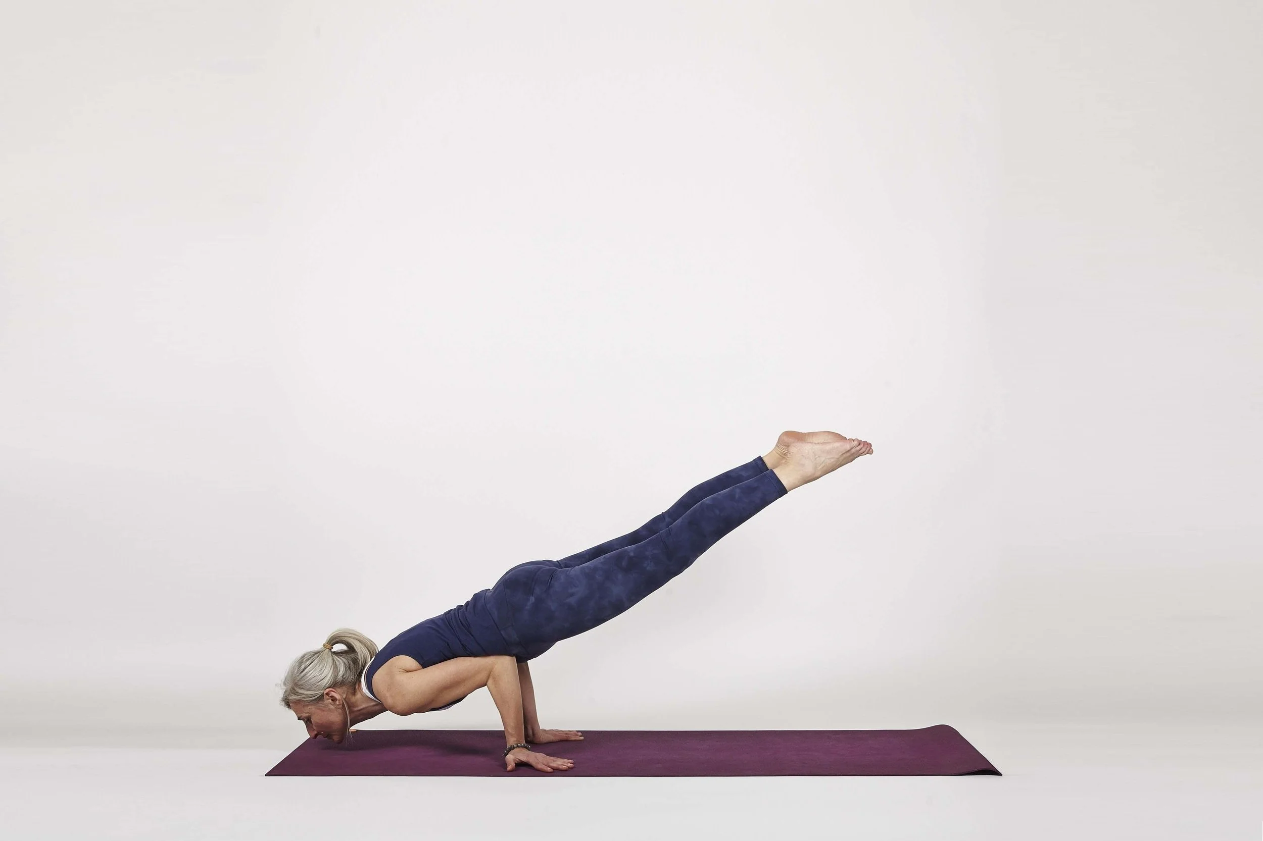 Portrait de Sreemati dans une posture de yoga avancée. Formation Vinyasa Yoga en Bretagne.