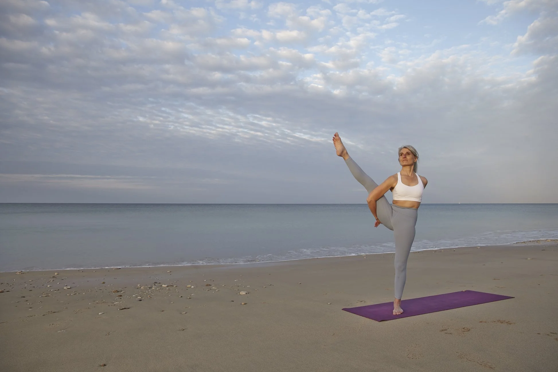 Portrait de Sreemati faisant du yoga sur la plage. Formation Vinyasa Yoga en Bretagne