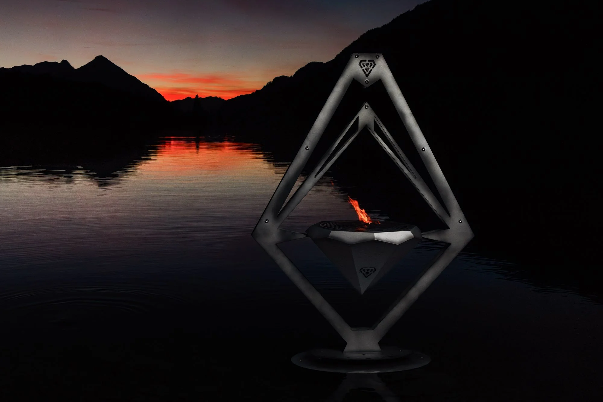 Moderne Lampe mit geometrischem Design auf einem Wassersee bei Sonnenuntergang in den Bergen.