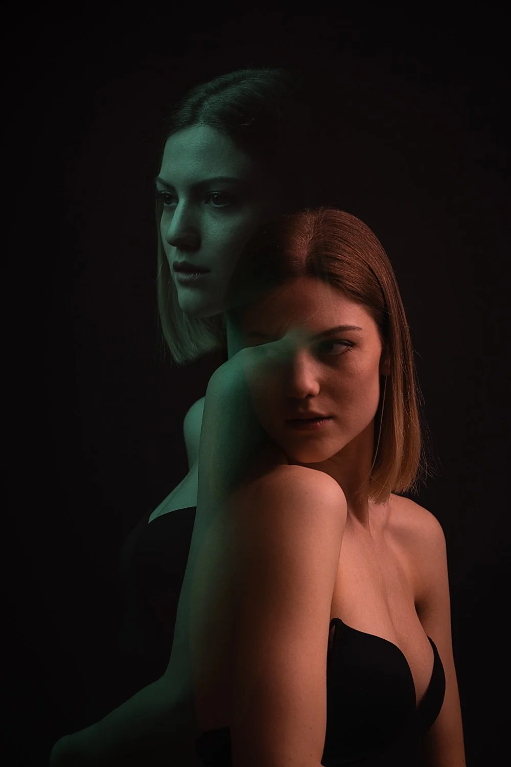 Zwei Frauen, eine mit blonden, eine mit braunen Haaren, vor dunklem Hintergrund, es gibt eine Überlagerung und Farbverläufe.