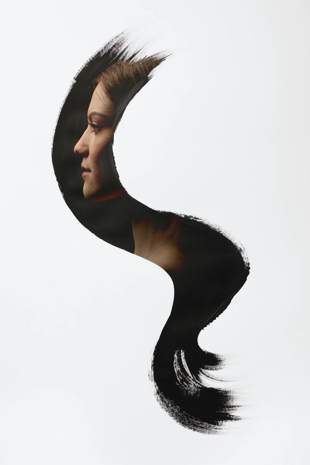 Künstlerische Darstellung einer Frau mit langem schwarzen Haar, deren Profil in einem Pinselstrich stilisiert ist, auf weißem Hintergrund.