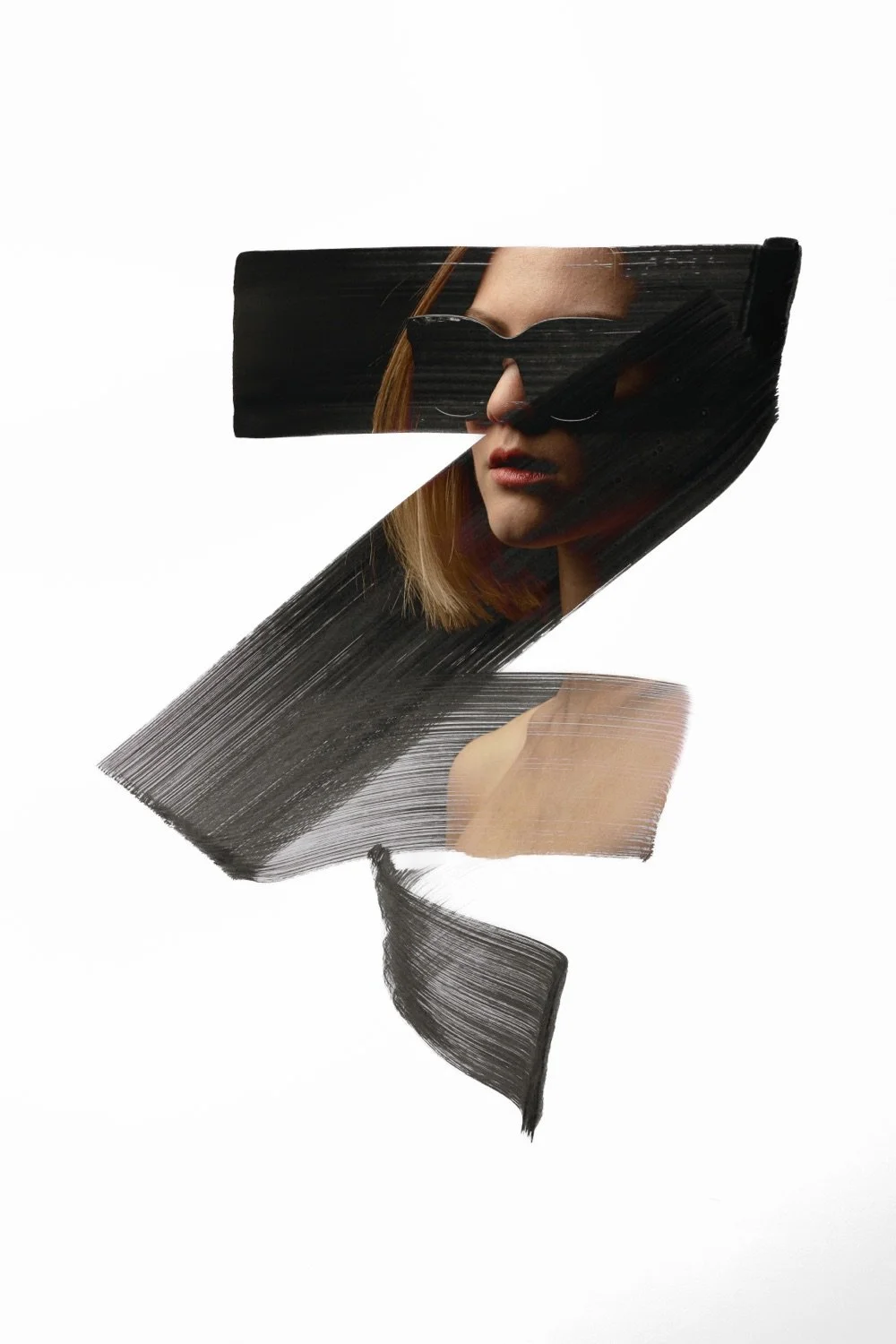 Ein abstraktes Kunstwerk, bestehend aus einem geteilten Porträt einer Frau mit roten Haaren und Sonnenbrille, eingebettet in schwarze Pinselstriche auf weißem Hintergrund.