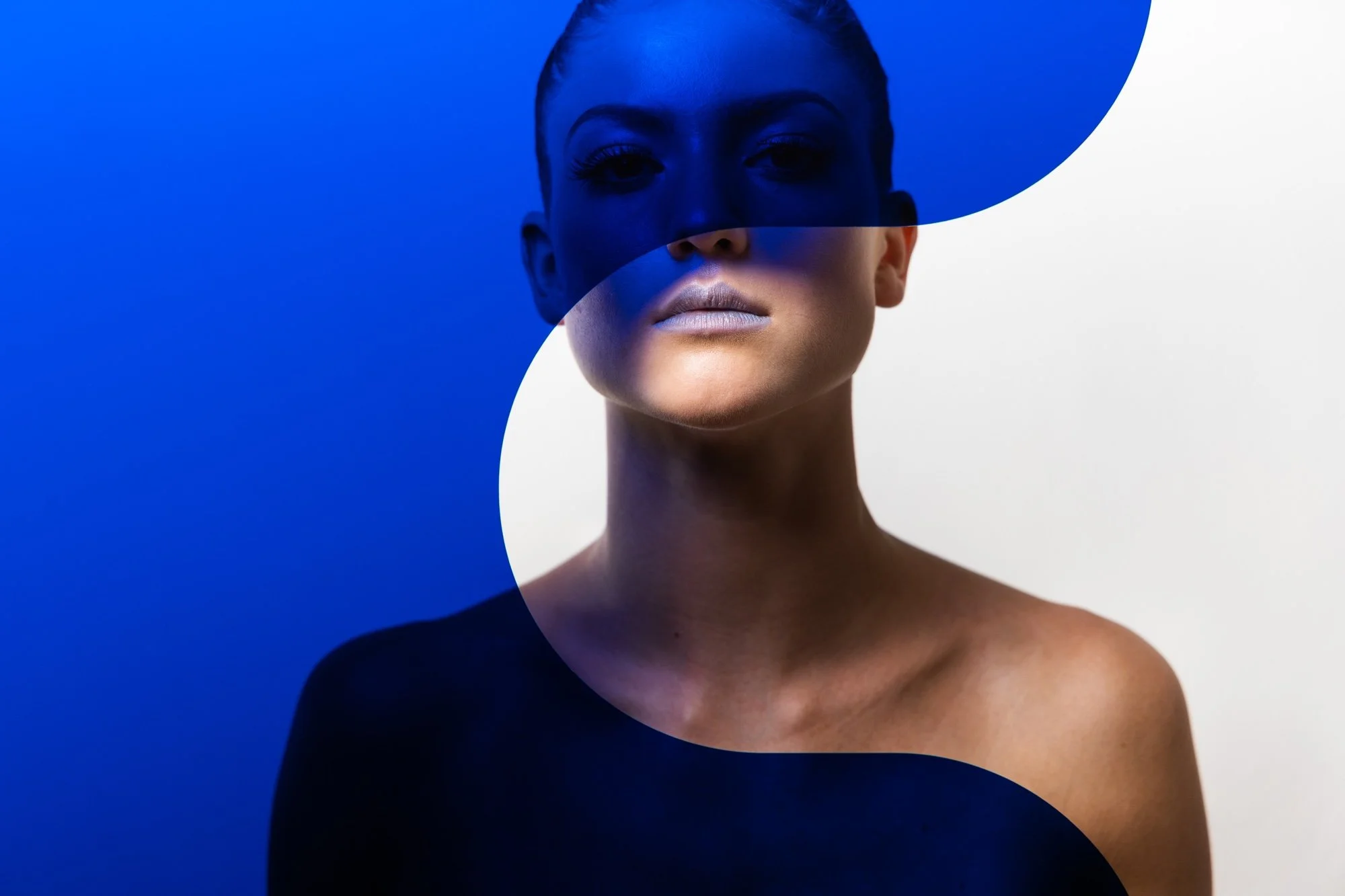 Künstliches Porträt einer Frau mit blauer Beleuchtung und modernen visuellen Elementen