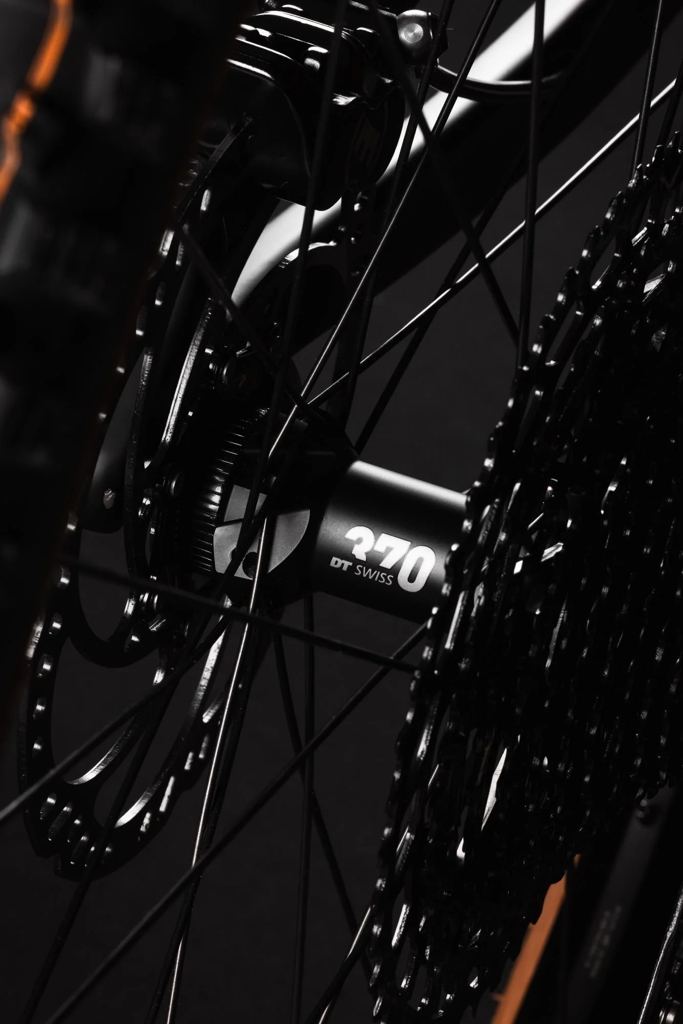 Nahaufnahme eines Fahrradnaben mit der Beschriftung 'Q70 DT Swiss'.