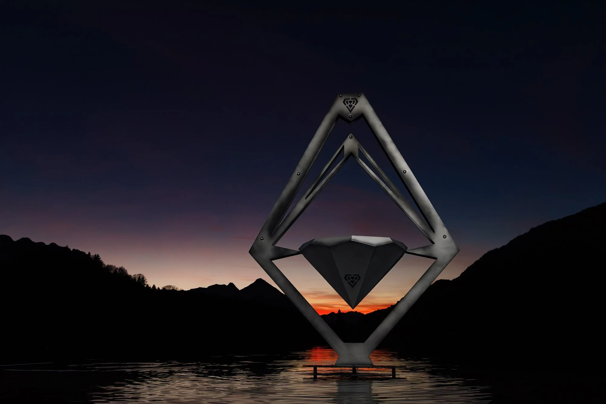 Moderne Skulptur am Wasser bei Sonnenuntergang, umgeben von Bergen.