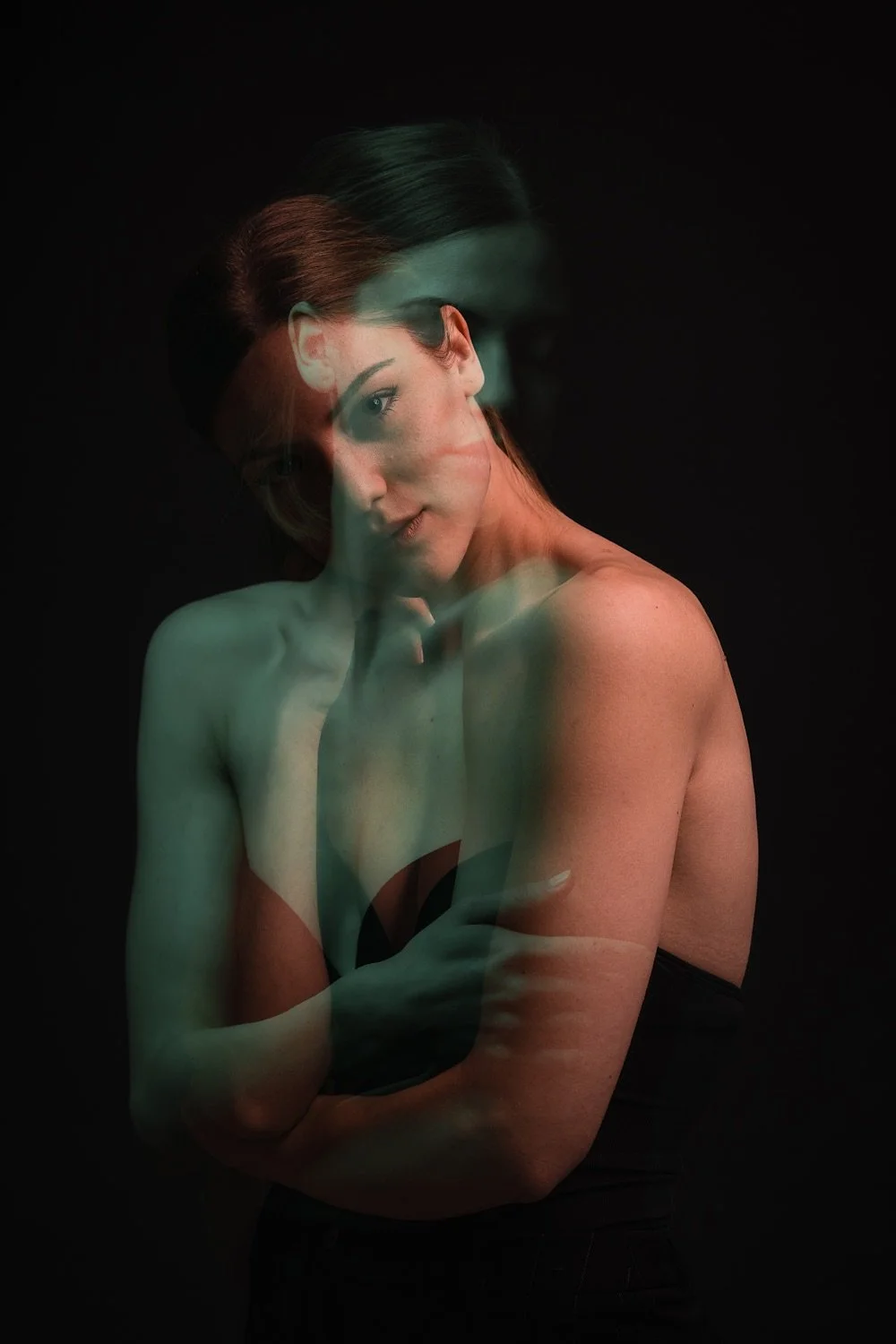 Ein mehrschichtiges Porträt einer Frau, die nach rechts blickt, vor einem schwarzen Hintergrund, mit einer Überlagerung von zwei Fotos, die eine ruhige und nachdenkliche Stimmung erzeugen.