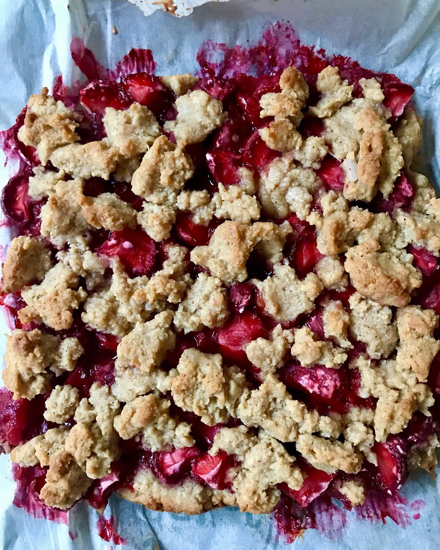 🍓 It&rsquo;s strawberry season and to celebrate the Strawberry Full Moon here is a Paleo &amp; Vegan Strawberry Crumble Recipe 🌕 
For the crust
1 1/4 cup almond flour
1/4 cup coconut flour
3/4 cup shredded coconut 
1/3 cup maple syrup 
2 tablespoon