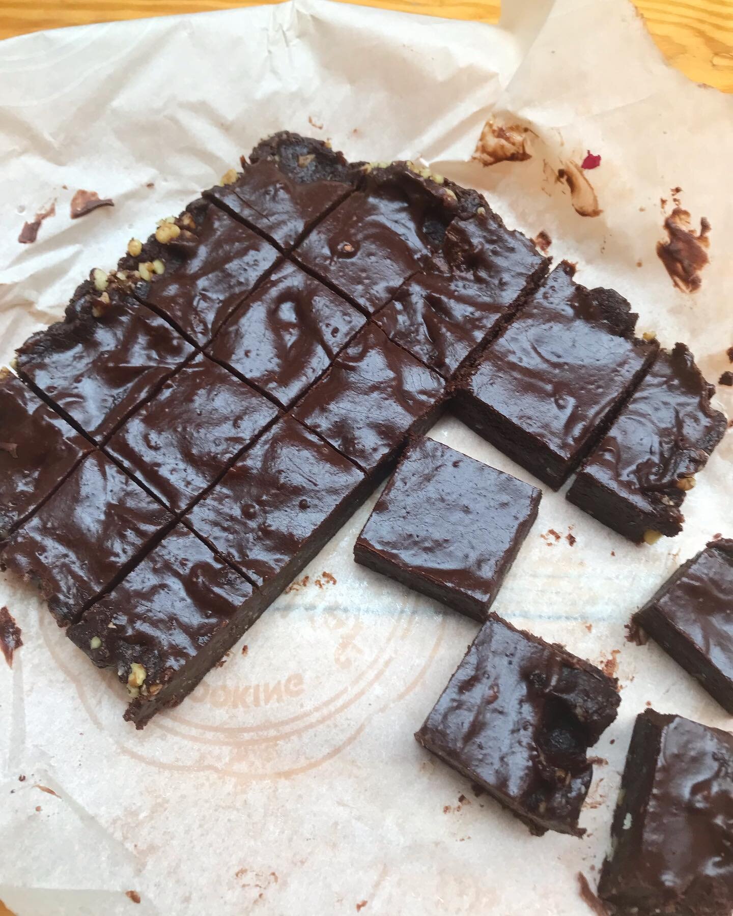 No-bake Vegan Brownies 🤎

2&frac12; cups loosely packed pitted dates
1 1/2 cups walnuts
6 tbsp cacao or cocoa powder
1 1/2 tsp pure vanilla extract
2 tsp water
1/4 + 1/8 tsp salt
1/4 cup cacao or cocoa powder
&frac14; cup pure maple syrup
4 tbsp pea