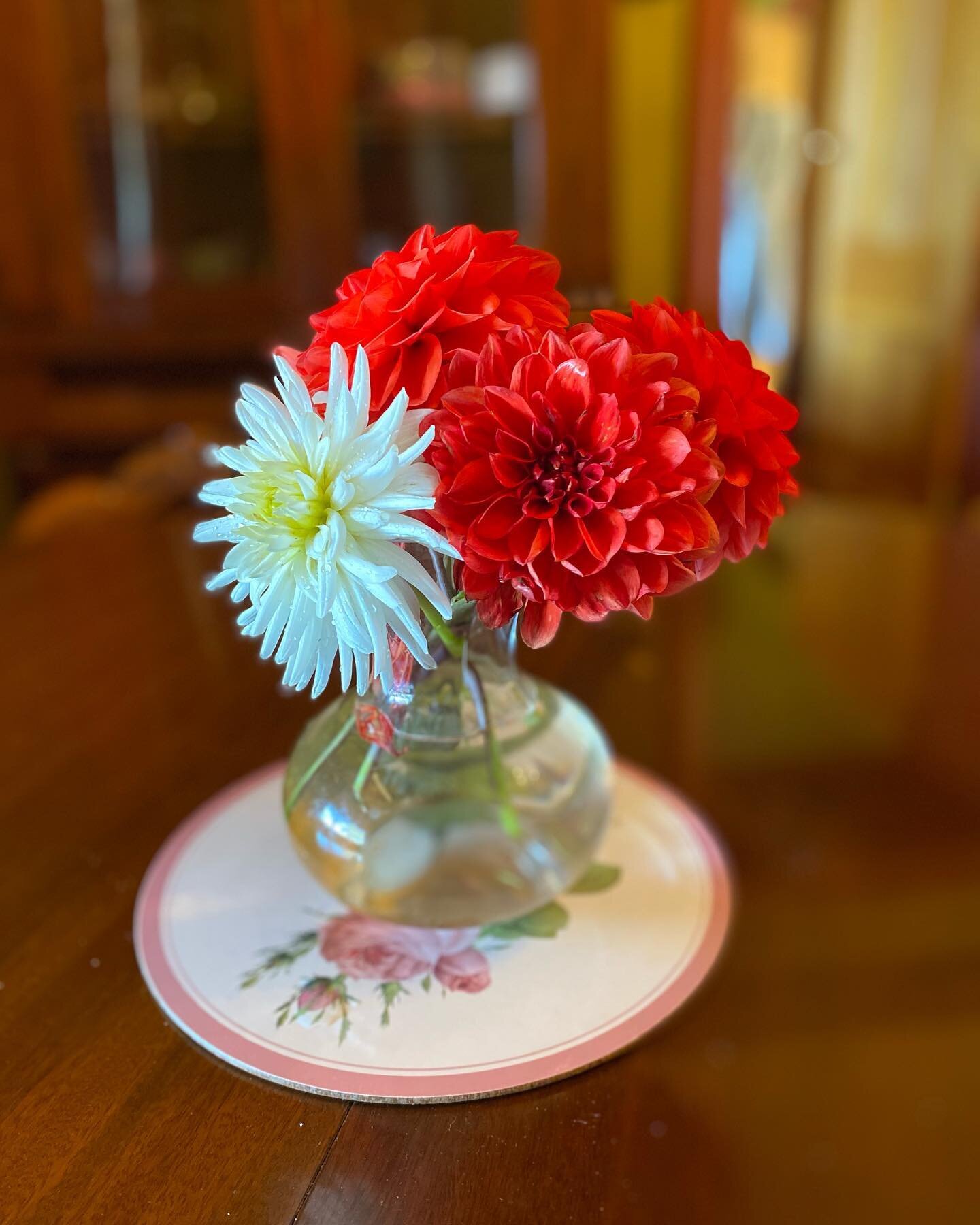 Guests tonight - I hope they enjoy the home grown dahlias! 😁