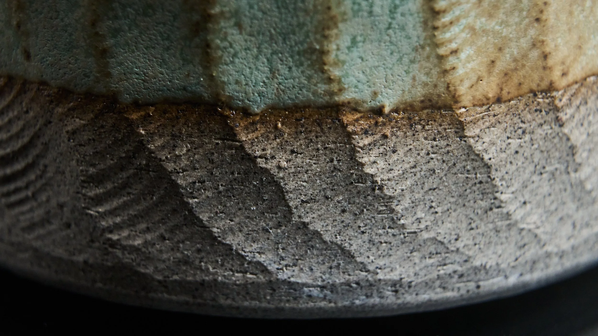 FAV_2025-07-08_Relief_Lampen_Tassen2966.jpg