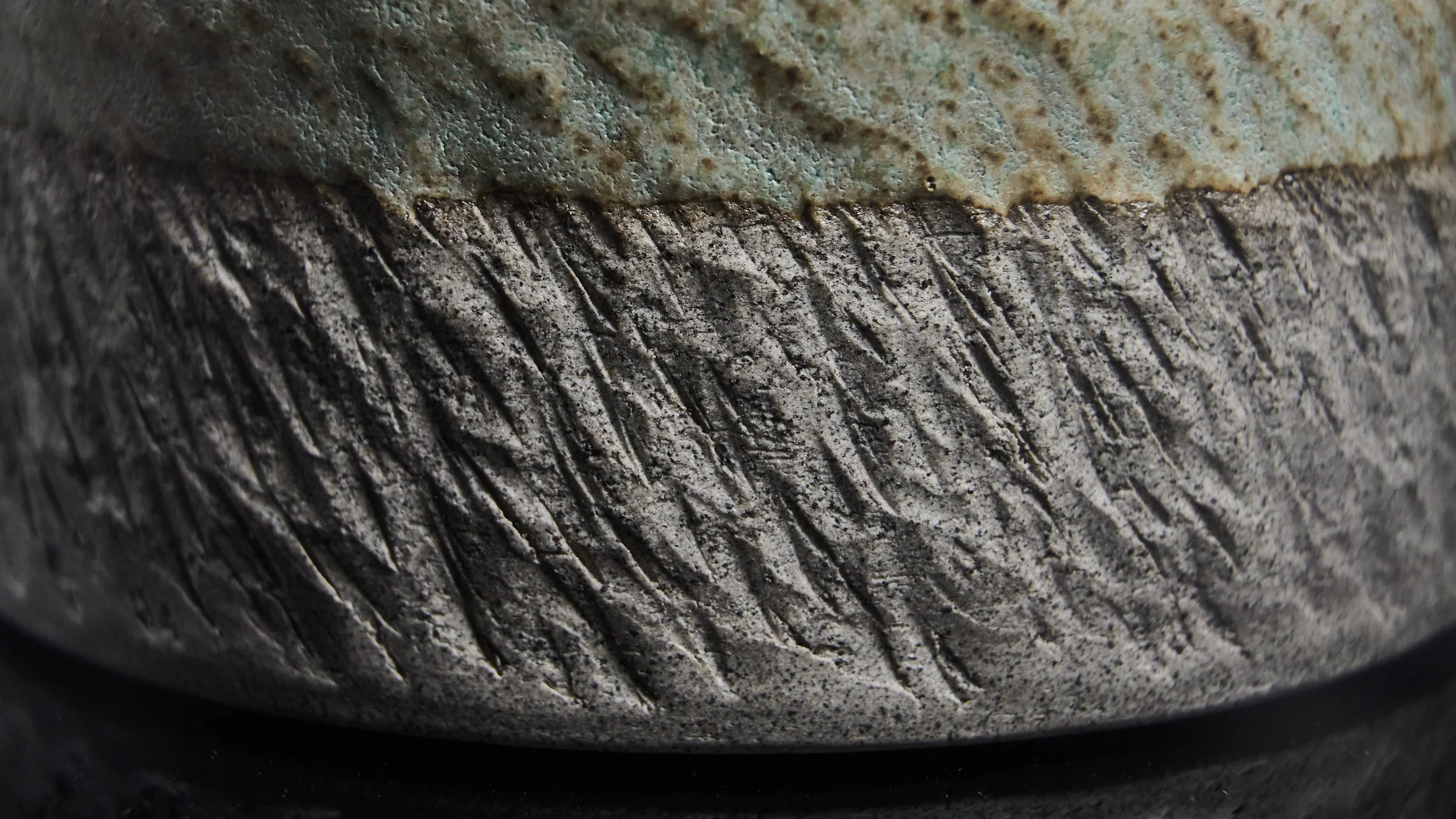 FAV_2025-07-08_Relief_Lampen_Tassen2967.jpg