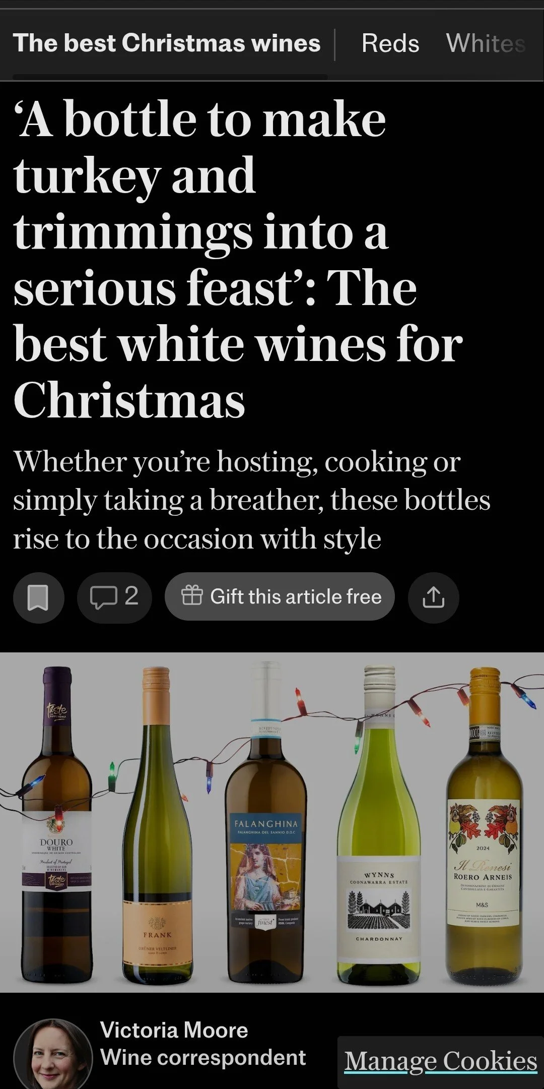 Fünf Weinflaschen mit Weihnachtslichtern, darunter Rote und Weiße Weine, im Hintergrund ein Artikel über passende Weihnachtsweine.