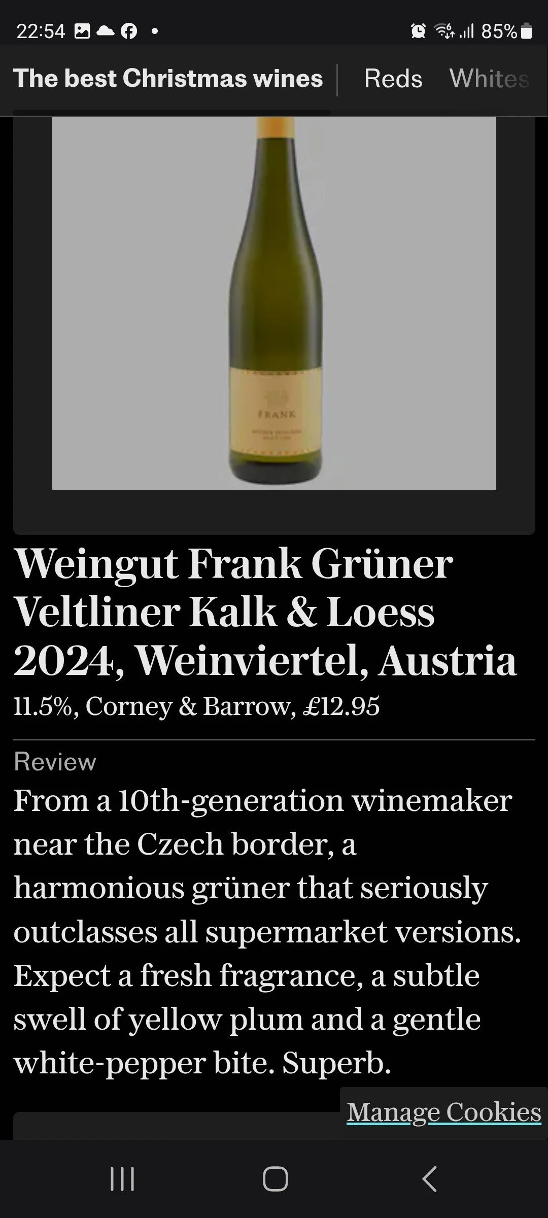 Bild eines Weinglases mit Wein, Produktbeschreibung und Rezension auf einer Webseite, Österreich, Weinbeschreibung mit Fruchtaromen.