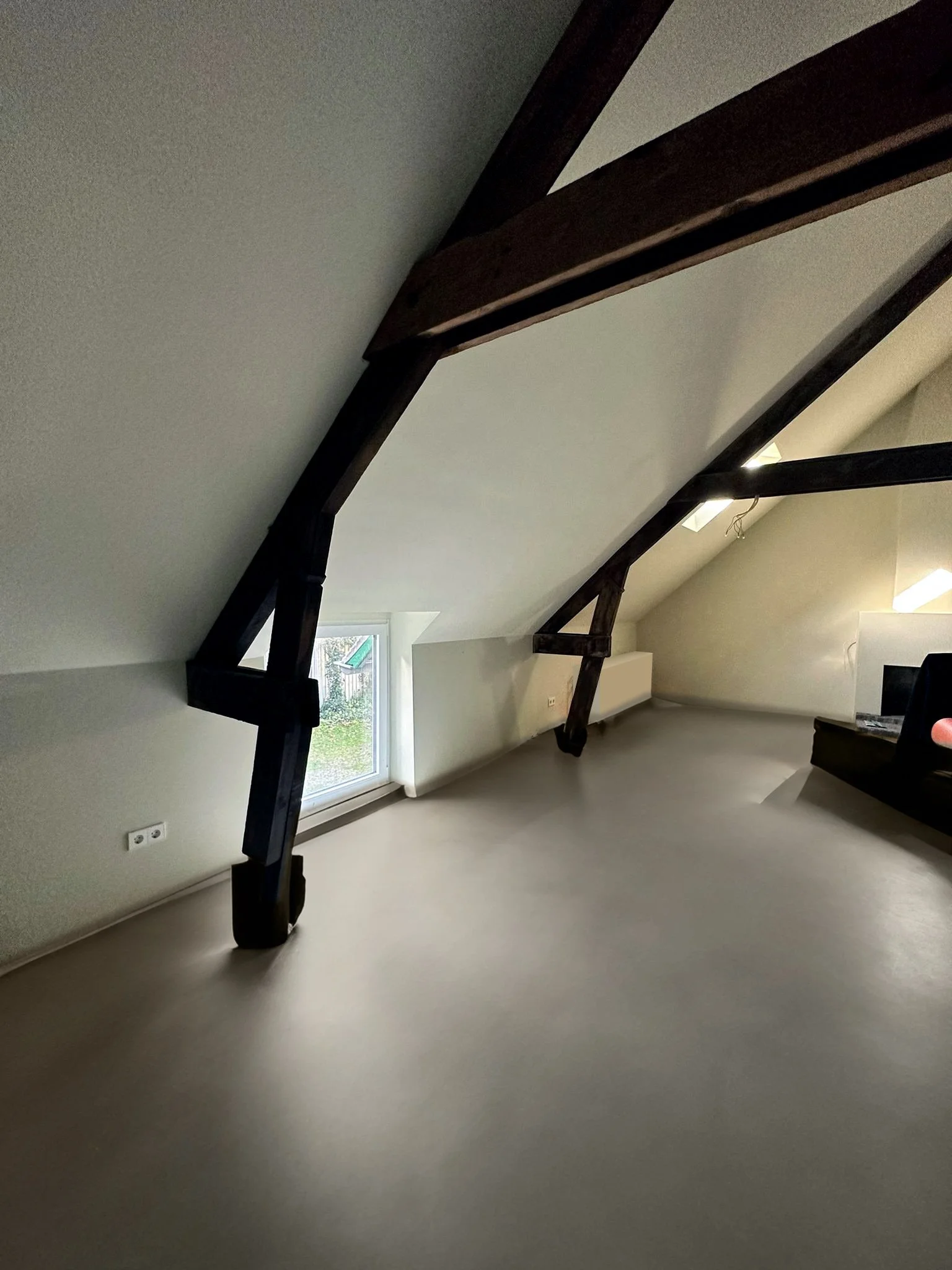 vloer zolder taupe beton.jpg
