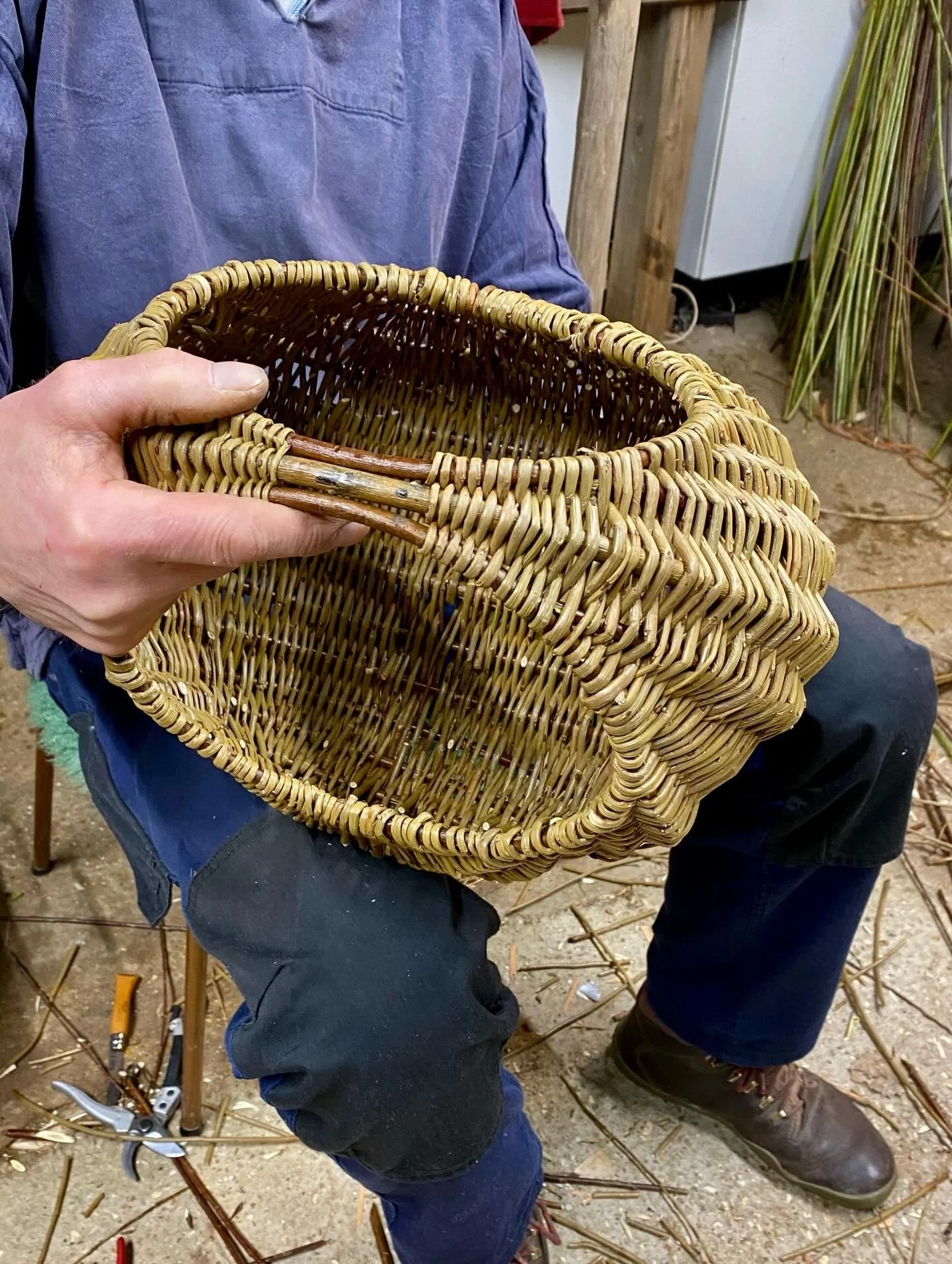 Students baskets from last weeks hen basket course. It&rsquo;s a challenging basket to make well, but what great results from four talented makers.
#henbasket #osebasket #framebasket #handmade #willowbaskets