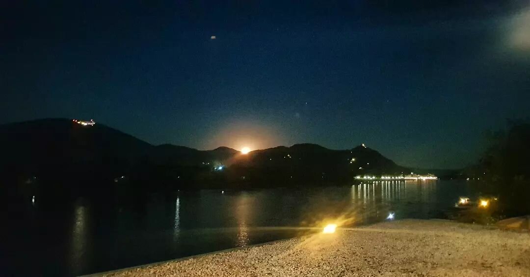 Full moon in BG 🌕

#bonn #rheinuferpromenade #rhein #fullmoon #dreesen #badgodesberg #livingingermany #deutschland #rhineriver #bonnstadt#l&ouml;wenburg #petersberg #drachenfels #ilovebonn #igersbonn #bonnstagram #sunsetchaser #germany #berkum #lohr