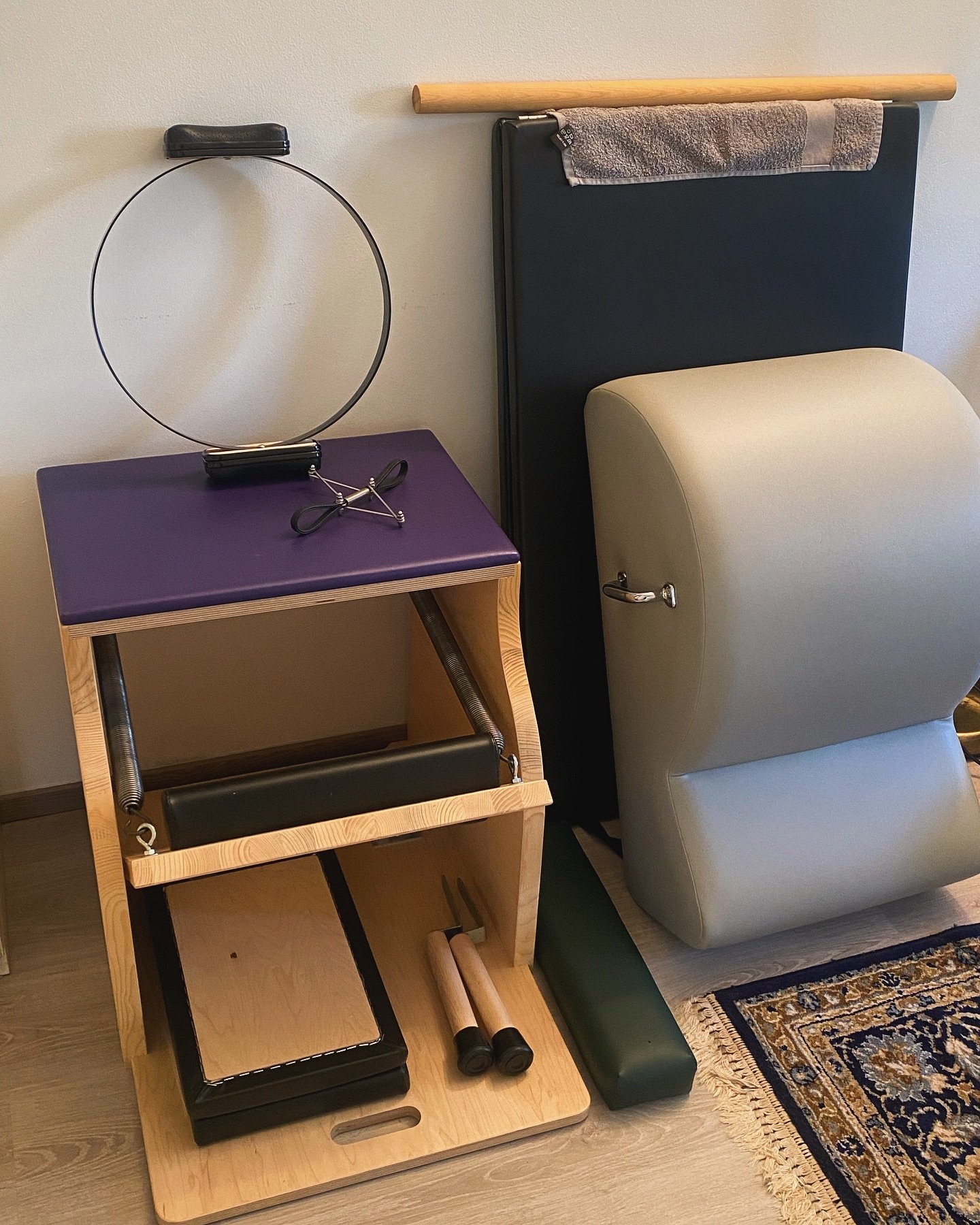 If I ever think life is chaotic, I take a look at my home studio corner 🥰 One thing I care about!

@contrology.bb folding mat &amp; wunda chair 
@legacypilates spine corrector
@arregon_pilates magic circle &amp; toe corrector
2x4 made in Finland

#p