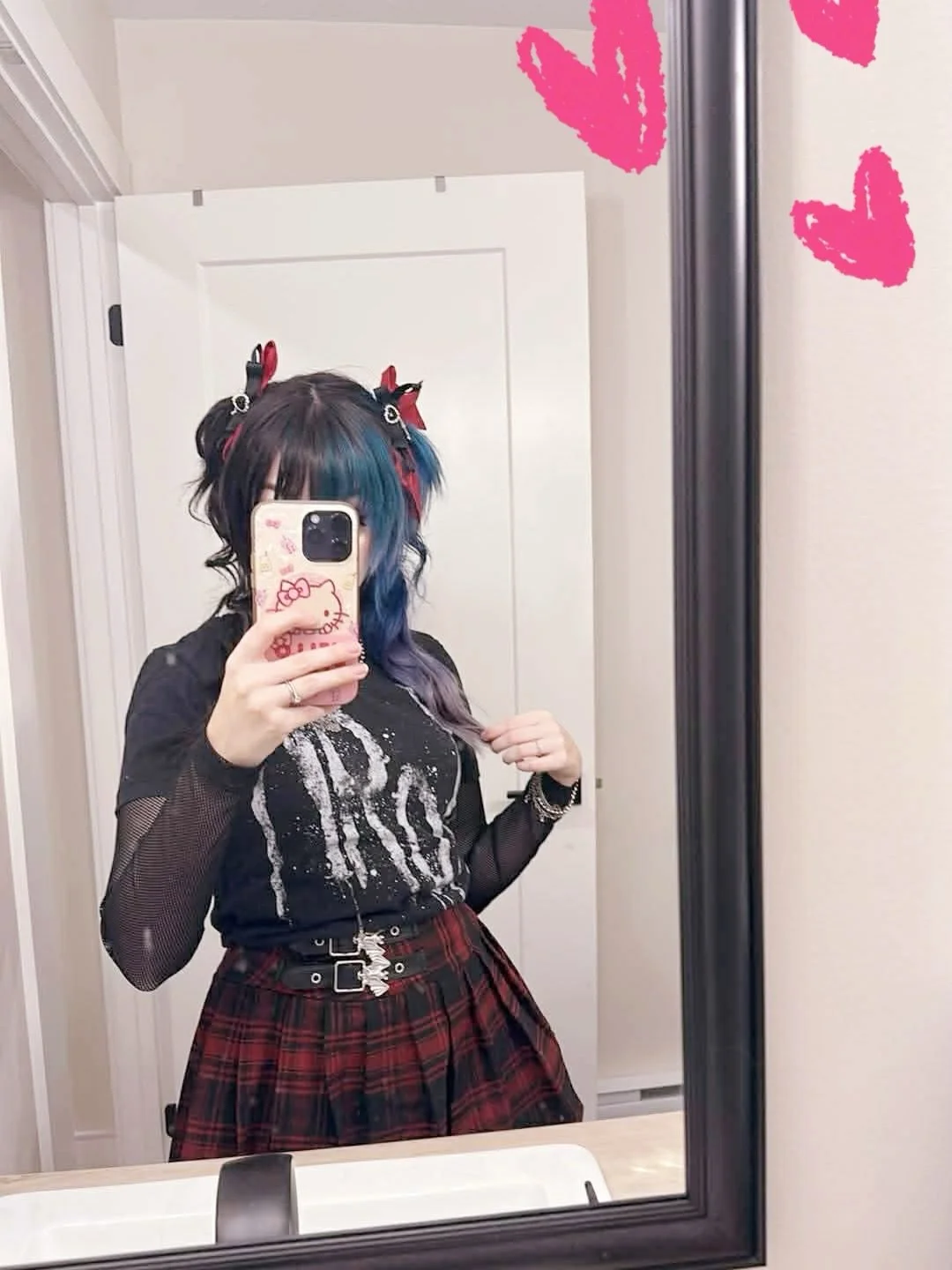 Little fit for the feed ✨ I had fun mixing some jirai kei vibes with a goth / nu metal twist! I like mixing all the styles I like together 💖
Hair ribbons @toalicejapan 
Top @korn_official at their show 
Skirt and socks @killstar 
.
.
#JiraiKei
#Jira