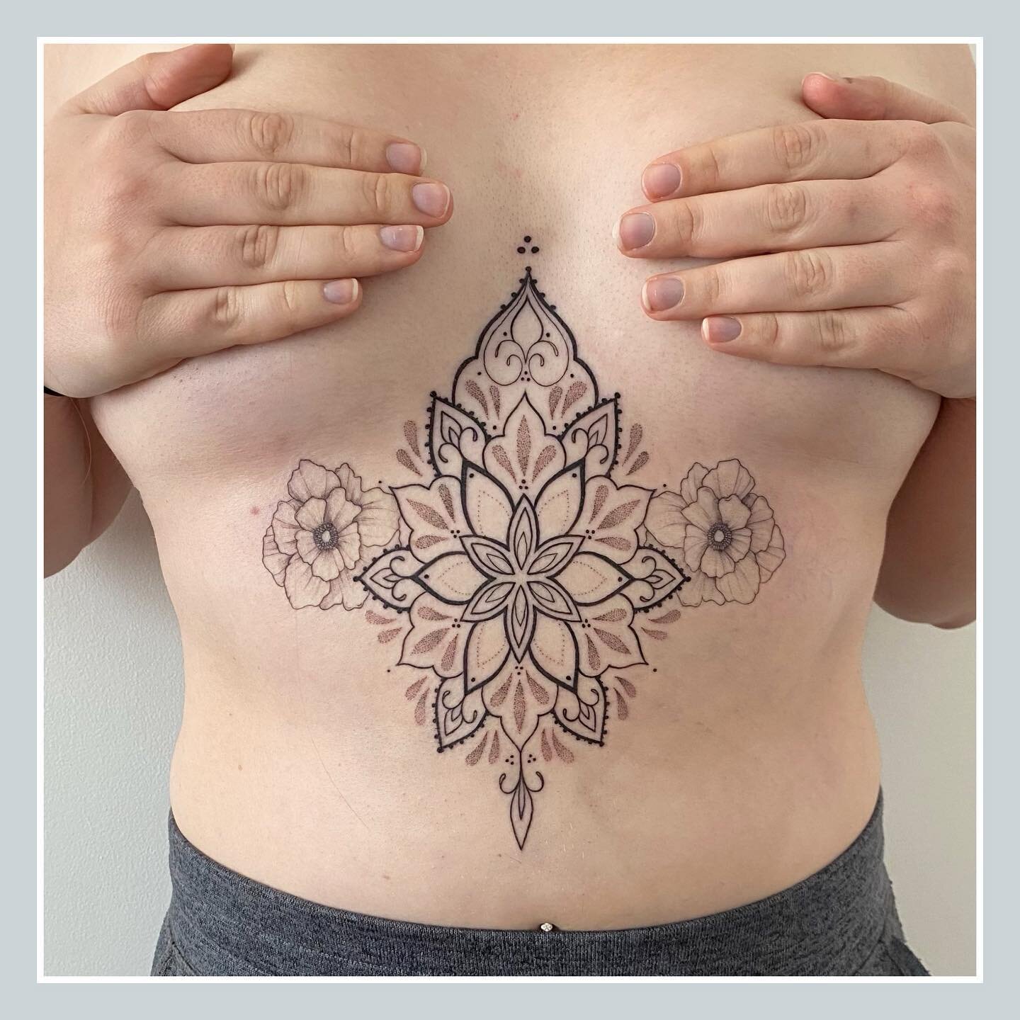 First sit on this sternum flash piece. Maybe the cleanest sternum I&rsquo;ve ever done all thanks to my lovely client Cassandra. Girl sat like a statue!!
.
.
.
.
.