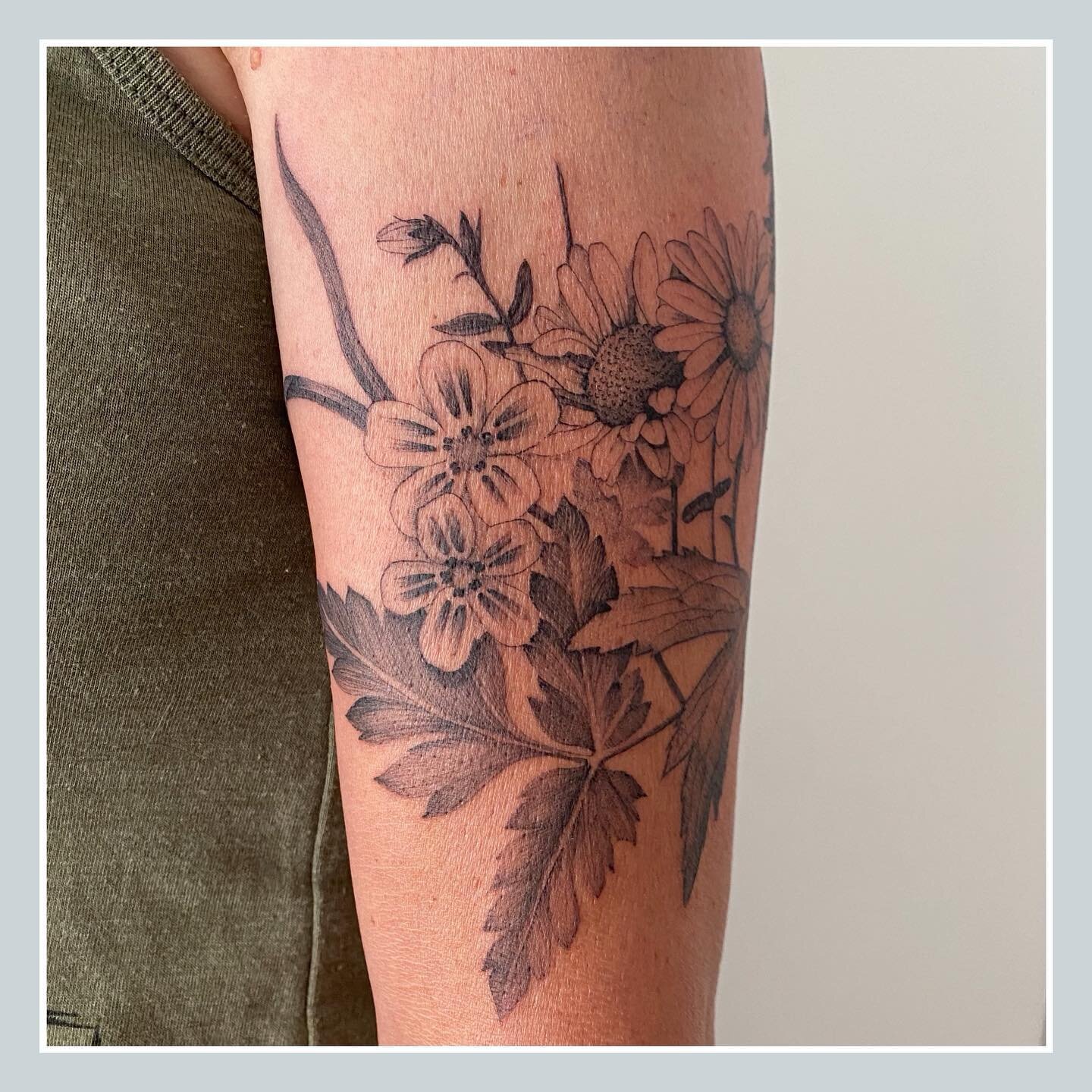 First session of this wild flower half sleeve &hearts;︎
.
Swipe for more
.
.
.
.
.