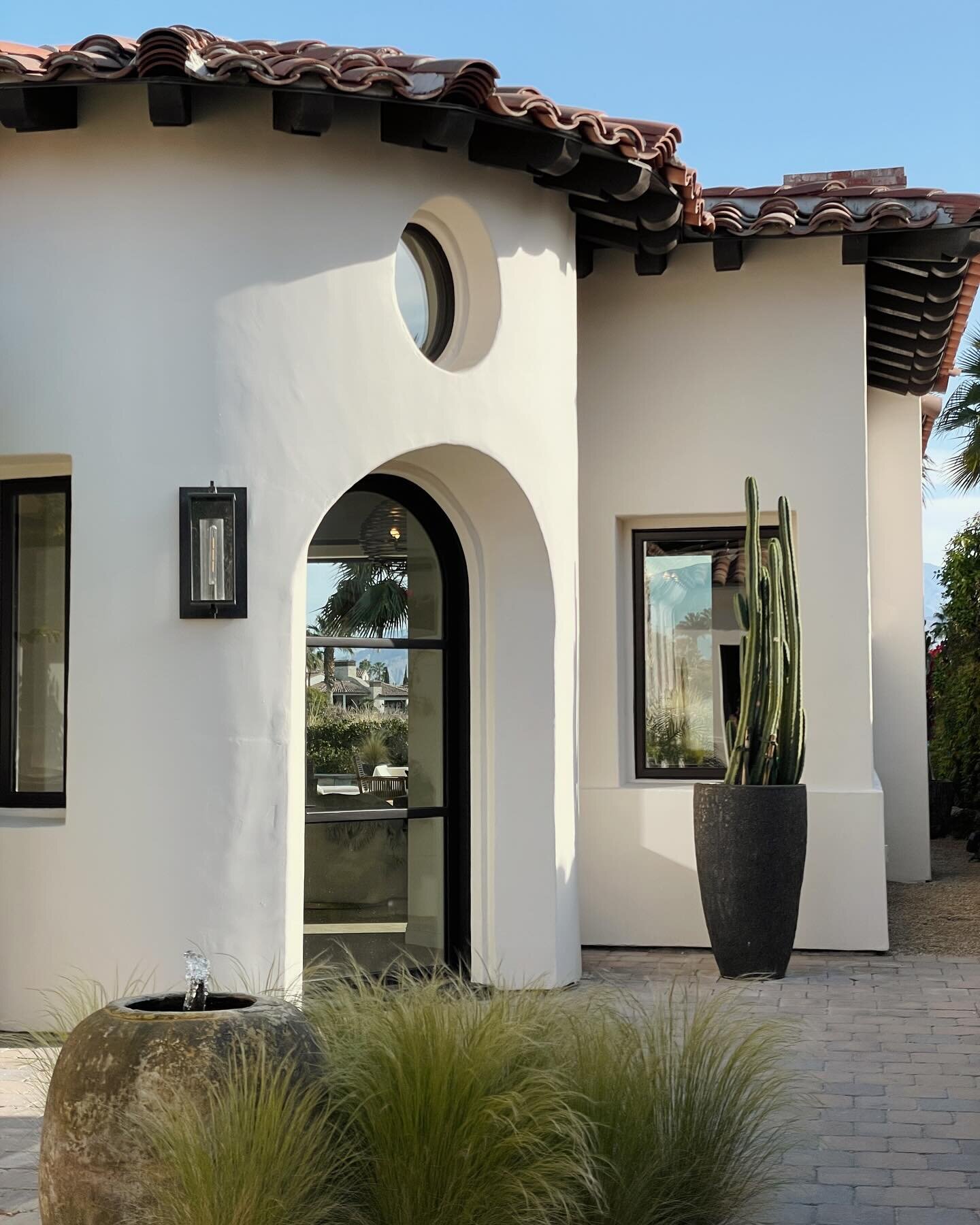 A grand entrance ⛲️🌾 I could sit in this courtyard all day, chilling to the sound of this custom one of a kind water fountain with all the privacy from this custom front entry door. 😌✨🖤
&bull;
@lolointeriorsbuild 
.
.
.
.
.
#interiordesign #design