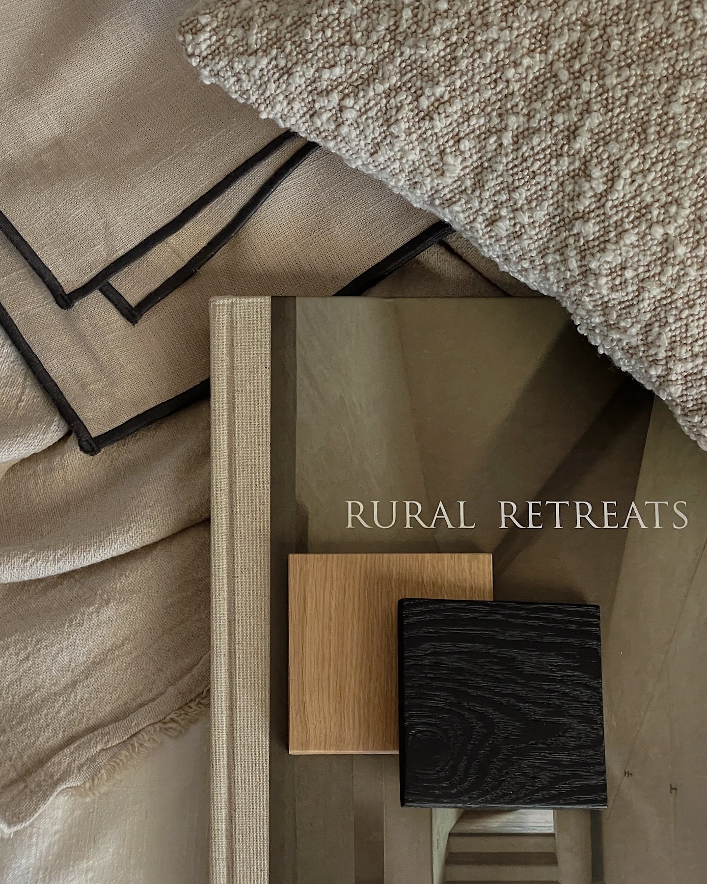 Ok, this summer 👏🏻 (I really need to because it&rsquo;s been an ugly storage junk room for the past 5 years)👏🏻 ..my guest bedroom project starts! 👏🏻🙌🏻 Mood board for the room: a little inspo from the Rural Retreat book mixed with some japanes