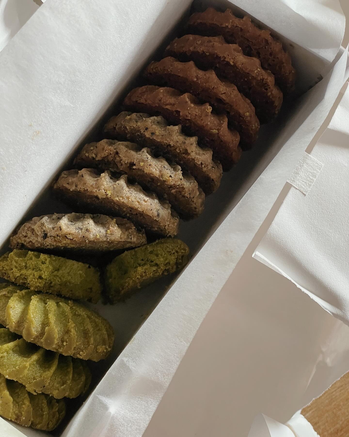 The way I sped home from work to open this box of cookies from @saltbuttercookie 🤤🚗💨 Matcha, black sesame, &amp; espresso butter cookies.. 💚🤎🖤 *crying from happiness*
