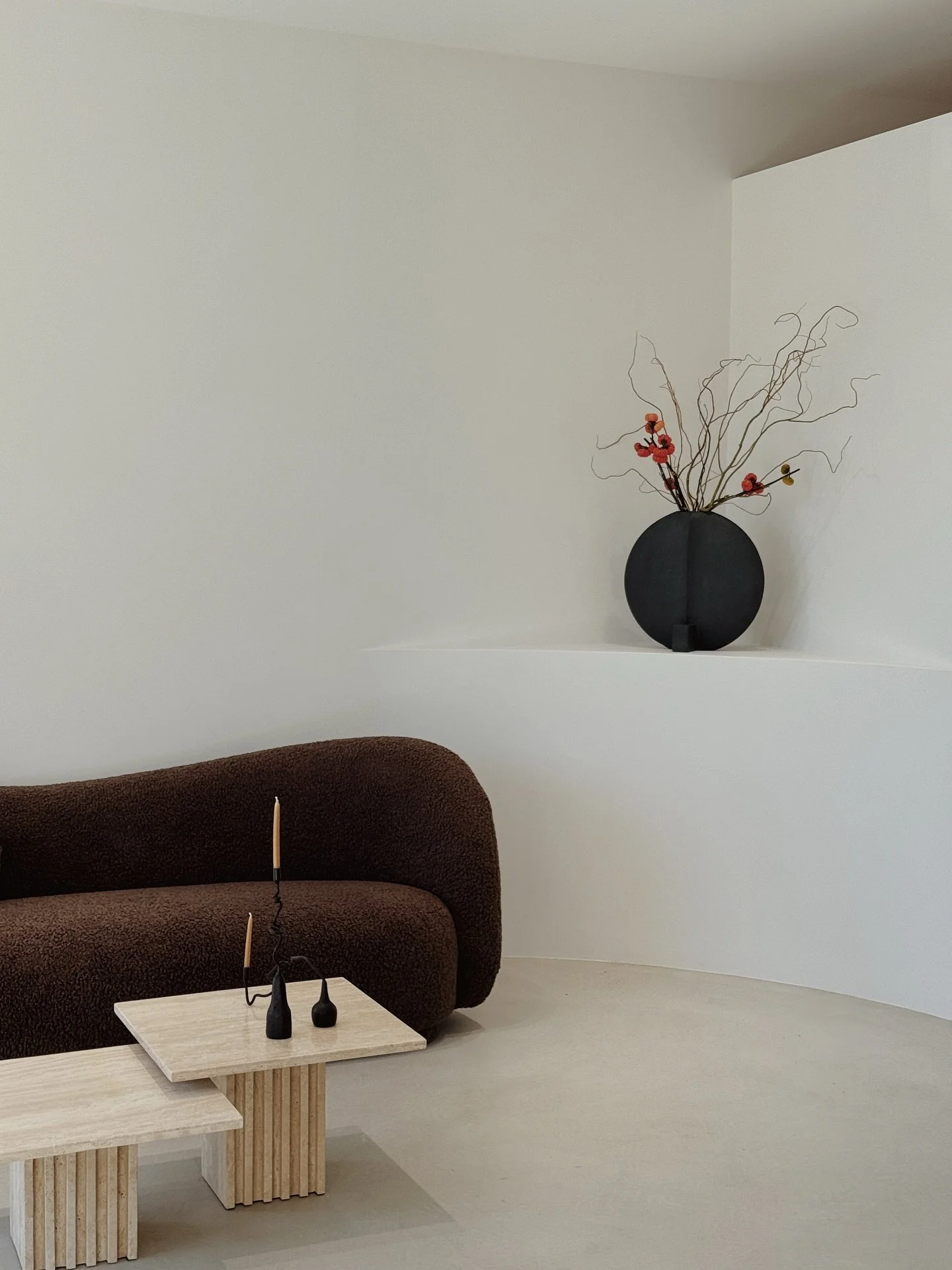 Sprinkling in fall vibes for @sekadosalon_lq 🍂🎃 This vase is the cherry on top 😍😮&zwj;💨🖤