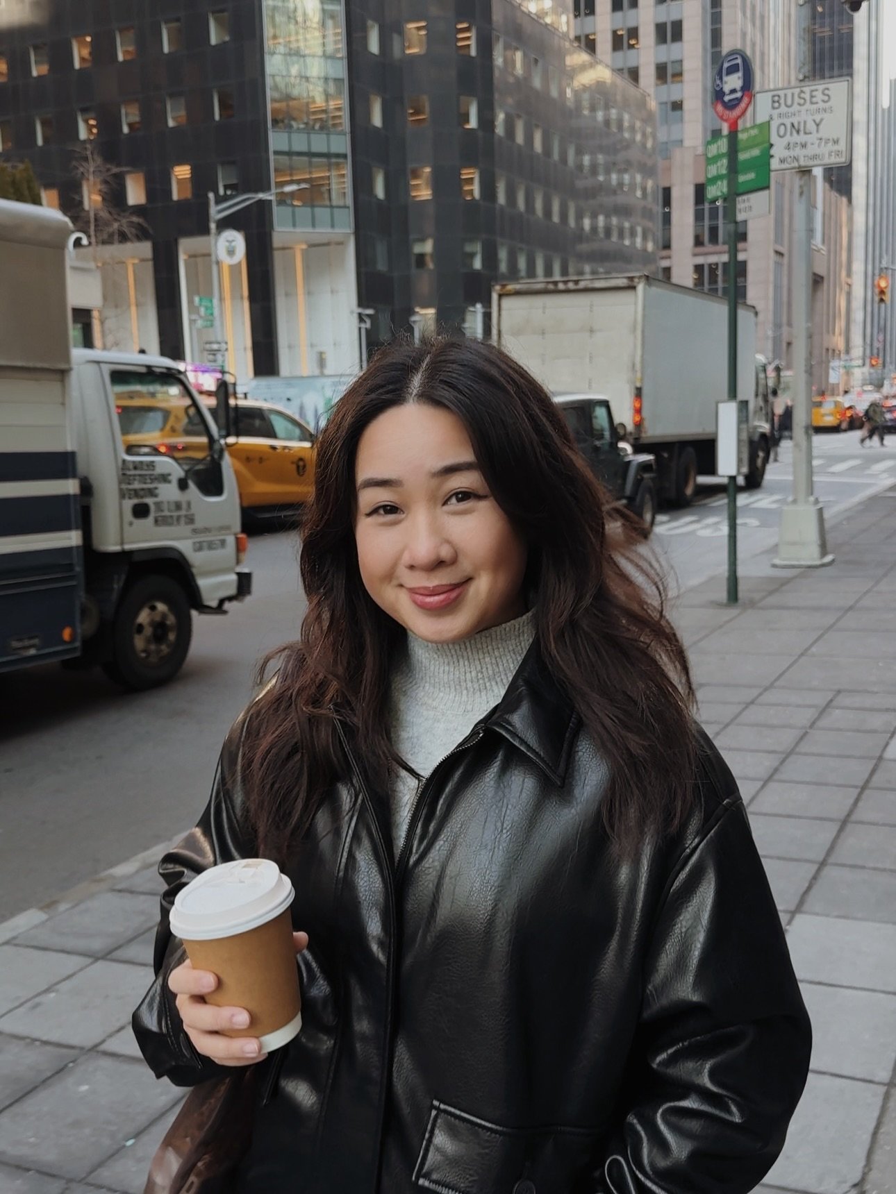 🚶🏻&zwj;♀️☕️